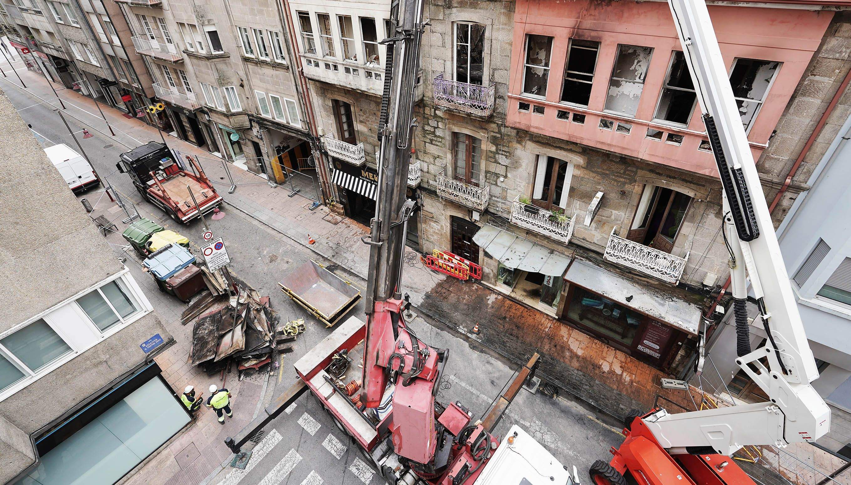 Trabajos de demolición controlada en el edificio incendiado en Riestra Trabajos de demolición controlada en el edificio incendiado en Riestra