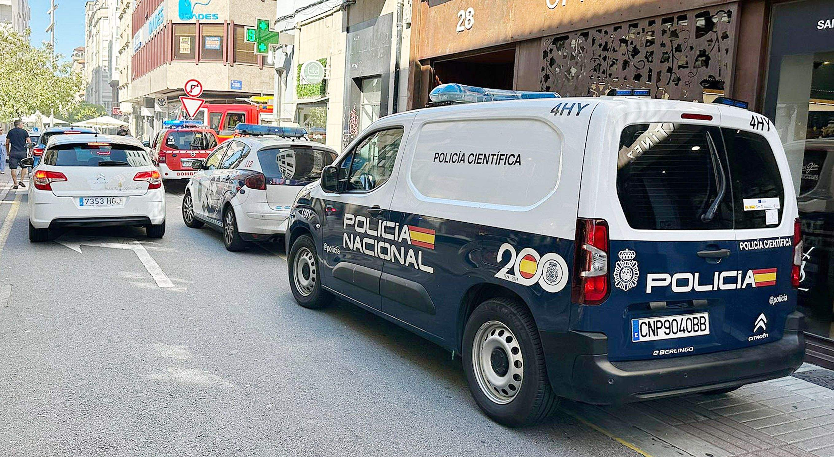 Vehículo de la Policía Científica en la zona del incendio de Riestra Vehículo de la Policía Científica en la zona del incendio de Riestra