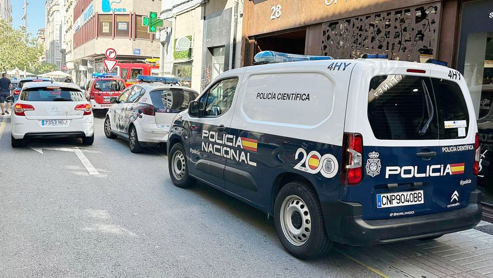 Vehículo da Policía Científica na zona do incendio de Riestra