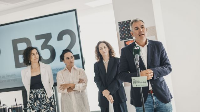 Rafa Domínguez, vicepresidente da Deputación e responsable da área de Cultura, durante a presentación da colección de merchandising oficial da Bienal de Pontevedra