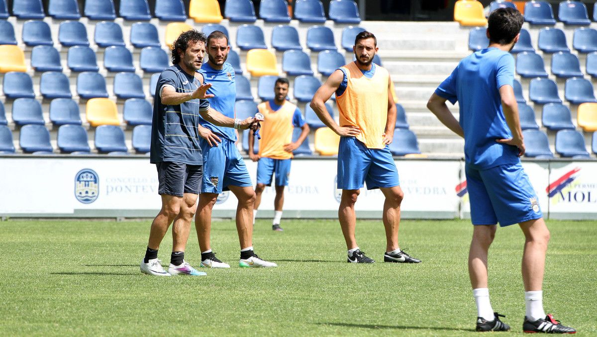 Luisito corrige aspectos tácticos en el entrenamiento del Pontevedra en Pasarón Luisito corrige aspectos tácticos en el entrenamiento del Pontevedra en Pasarón
