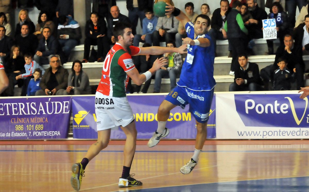 Fabián González (izquierda) en un partido entre Chapela y Teucro