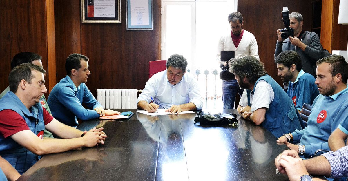 El alcalde de Pontevedra con los trabajadores de Liteyca