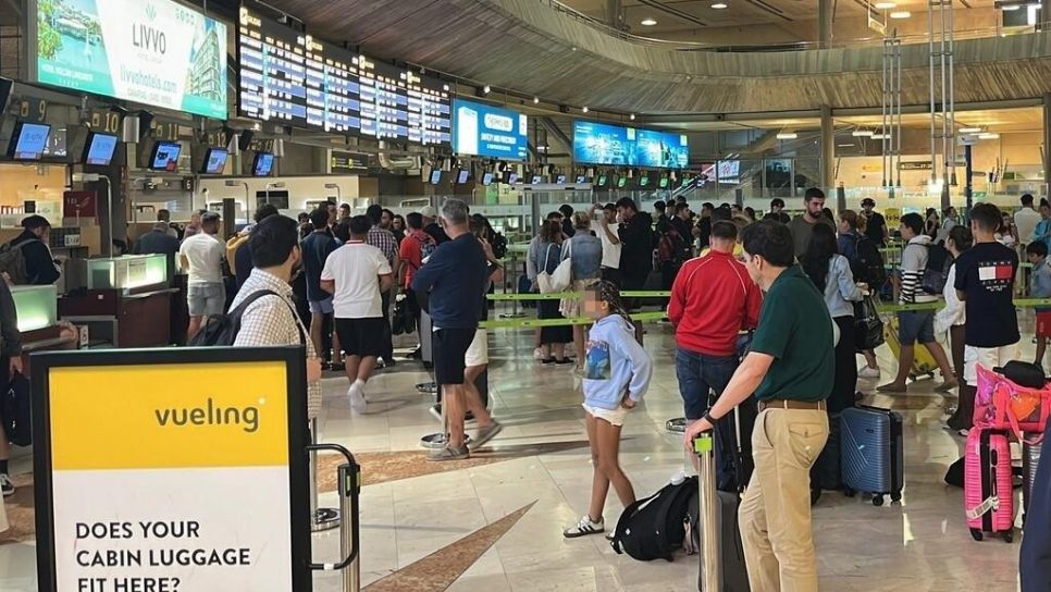Pasaxeiros no aeroporto de Tenerife Pasaxeiros no aeroporto de Tenerife