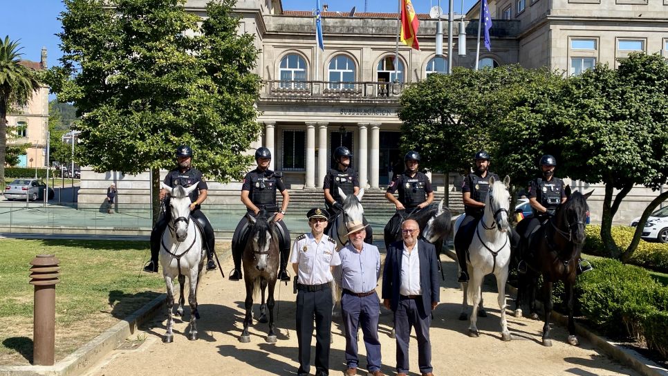 Juan José Diaz Jiménez, Tino Lores y Abel Losada, con la Unidad de Caballería de la Policía Nacional