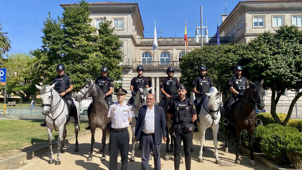 El subdelegado y el comisario, con la Unidad de Caballería de la Policía Nacional