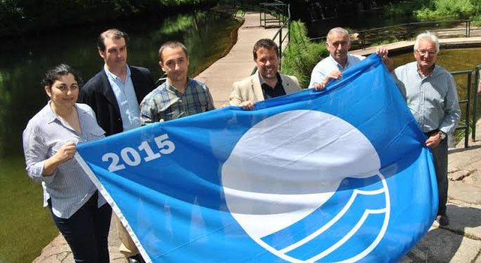 Izado provisional de la bandera azul de A Calzada