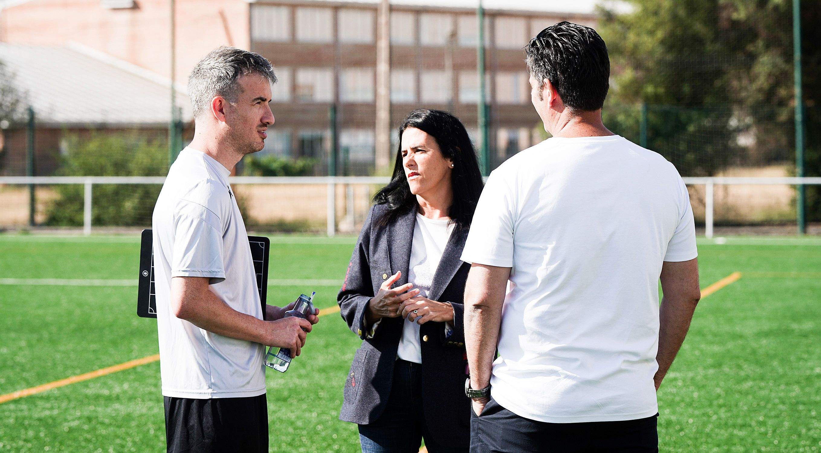 Rubén Domínguez, con Lupe Murillo y Jacobo Maestre en el primer entrenamiento del Pontevedra CF 25-26