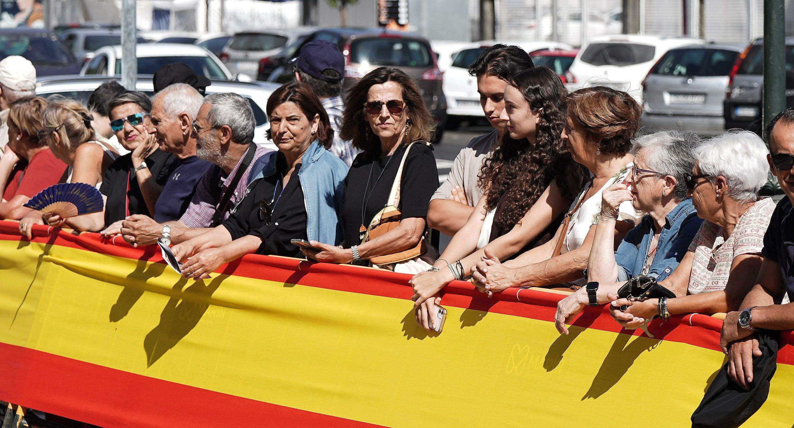 Leonor de Borbón sauda o público durante o seu nomeamento como filla predilecta de Marín
