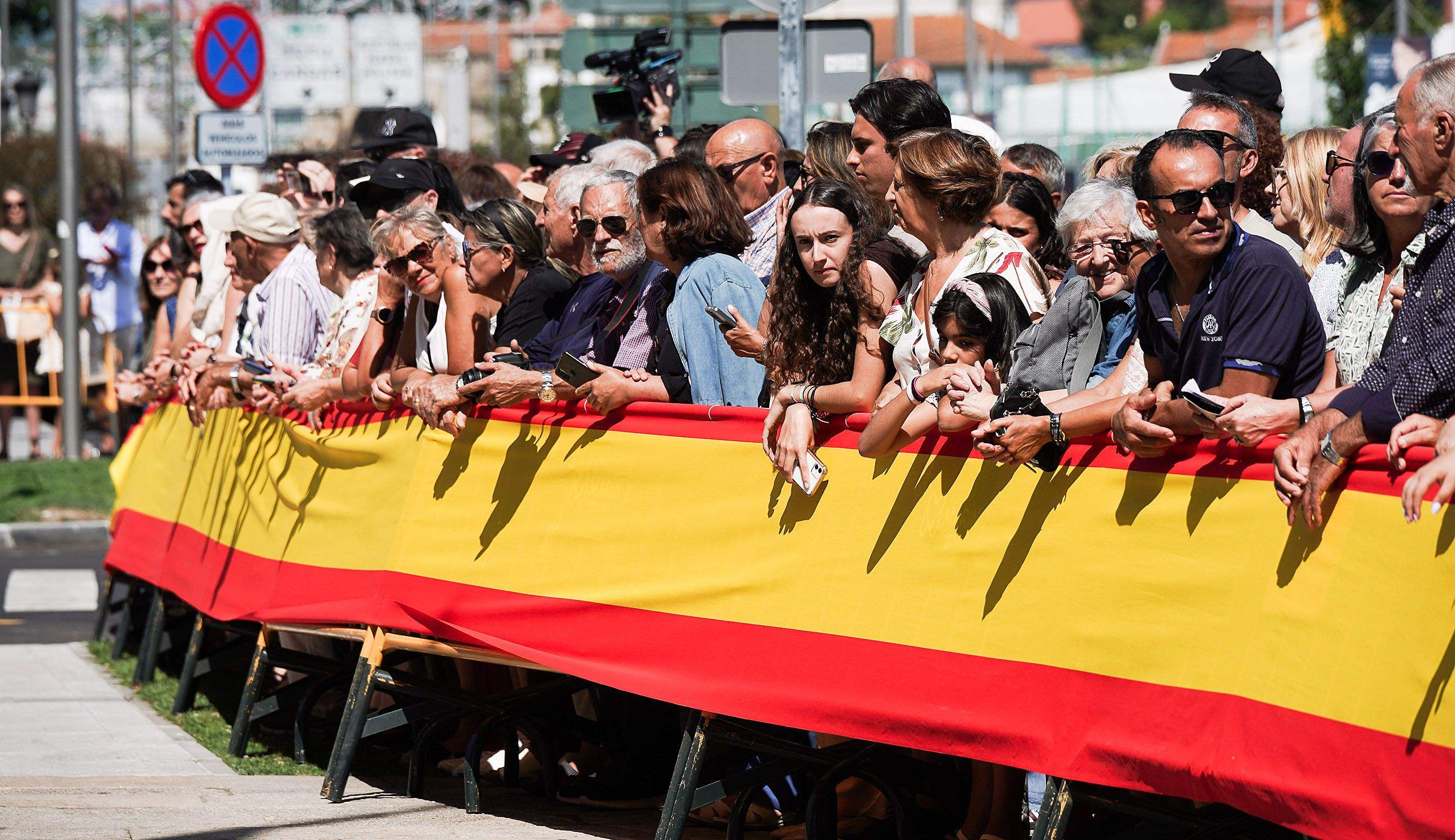Leonor de Borbón sauda o público durante o seu nomeamento como filla predilecta de Marín