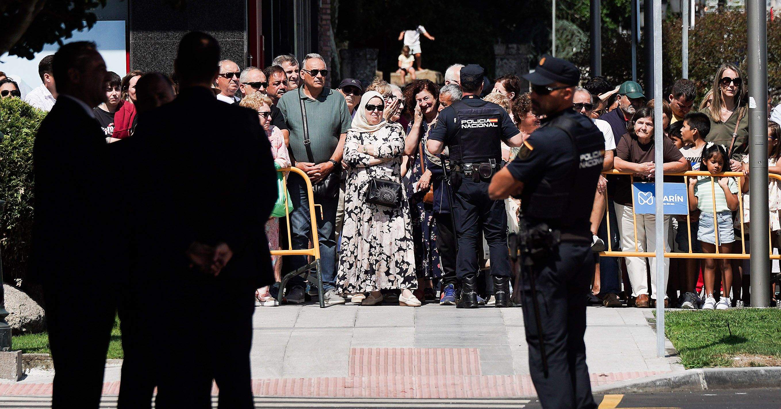 Leonor de Borbón sauda o público durante o seu nomeamento como filla predilecta de Marín