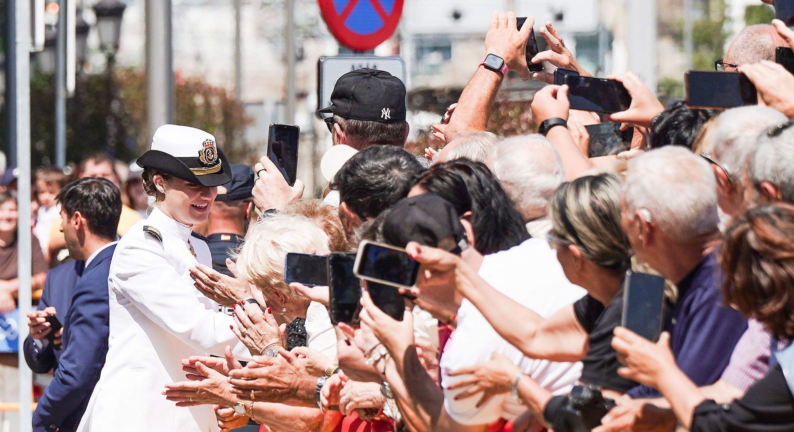 Leonor de Borbón sauda o público durante o seu nomeamento como filla predilecta de Marín