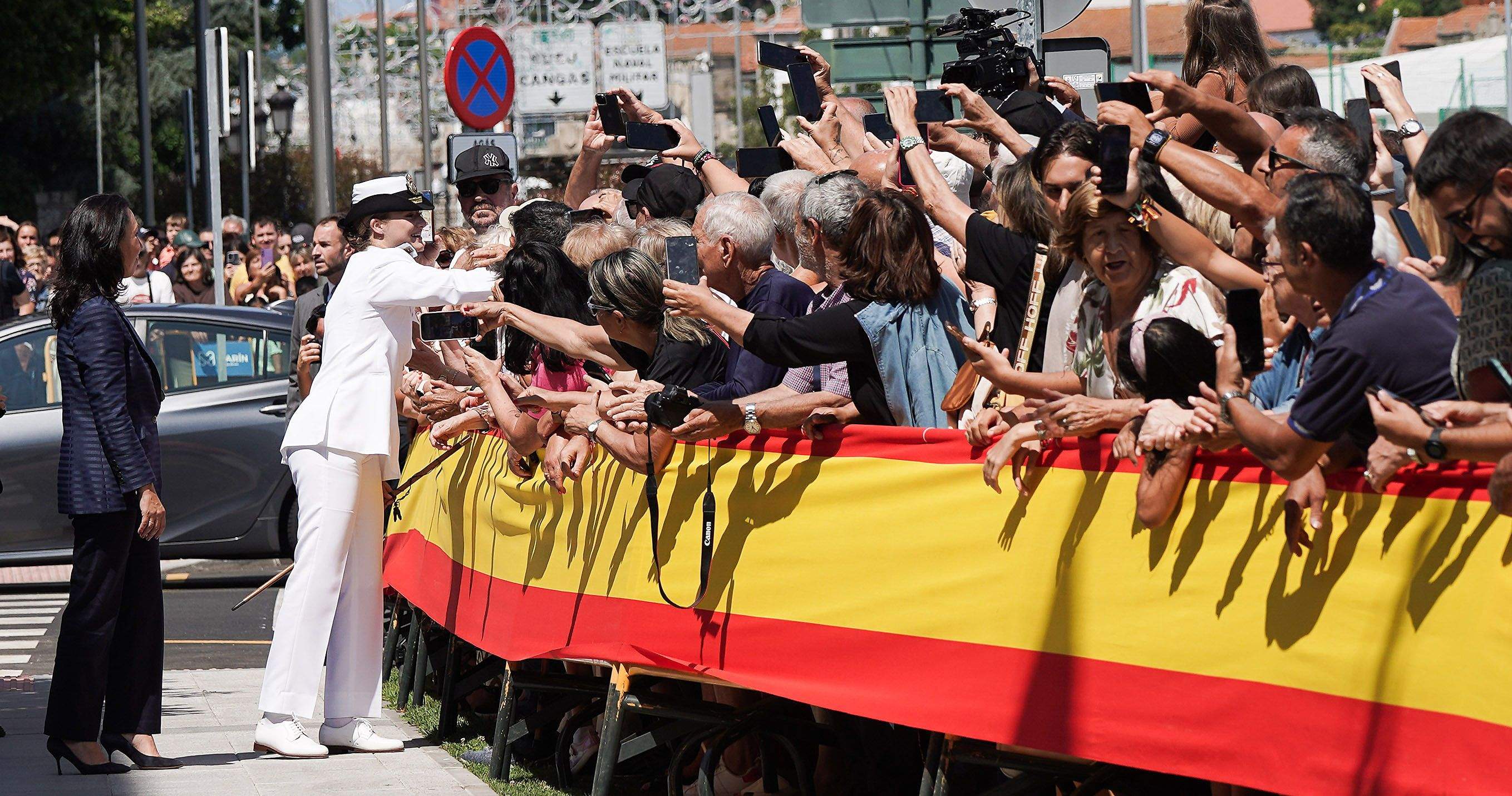 Leonor de Borbón sauda o público durante o seu nomeamento como filla predilecta de Marín