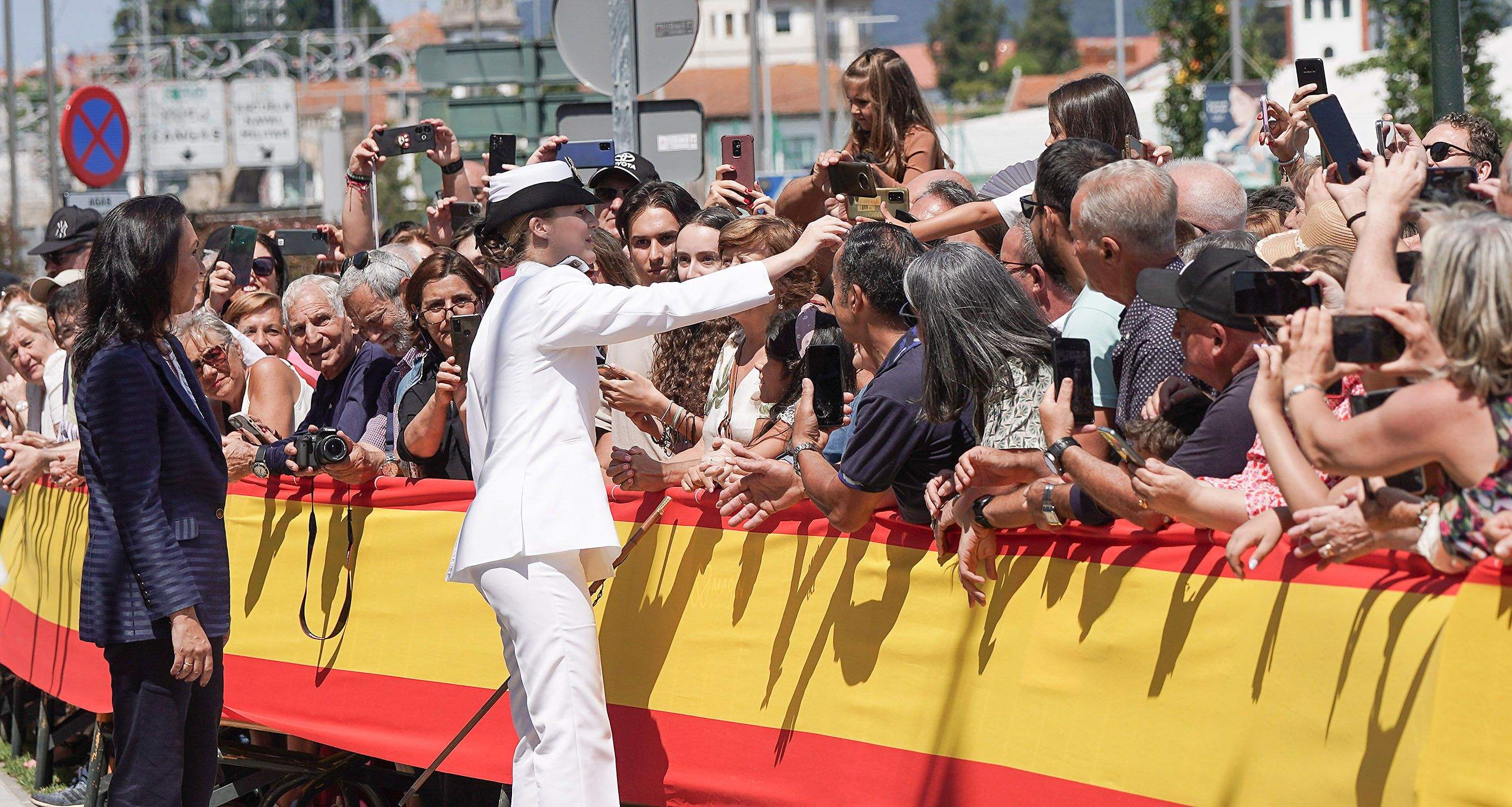 Leonor de Borbón sauda o público durante o seu nomeamento como filla predilecta de Marín