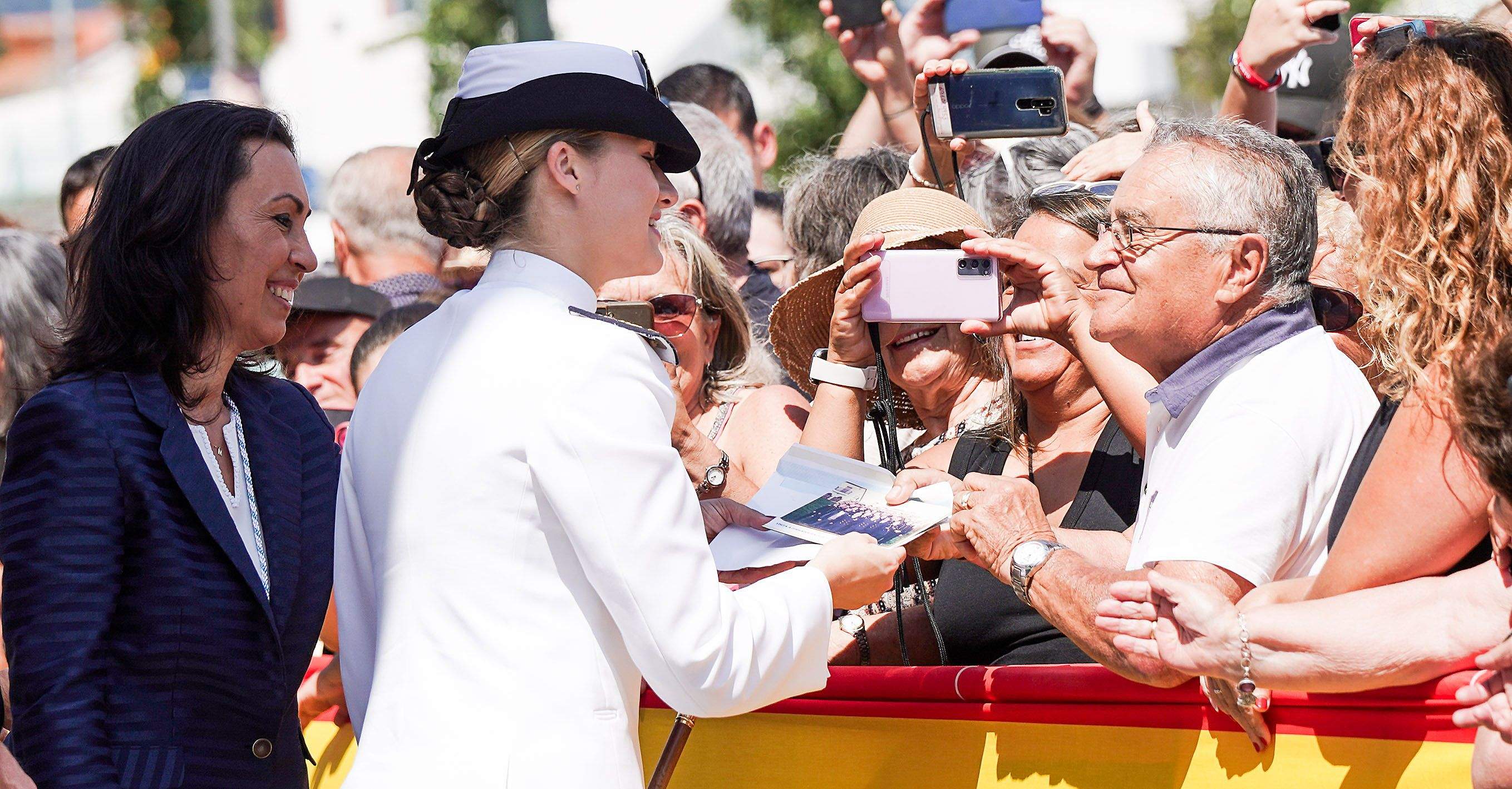 Leonor de Borbón sauda o público durante o seu nomeamento como filla predilecta de Marín