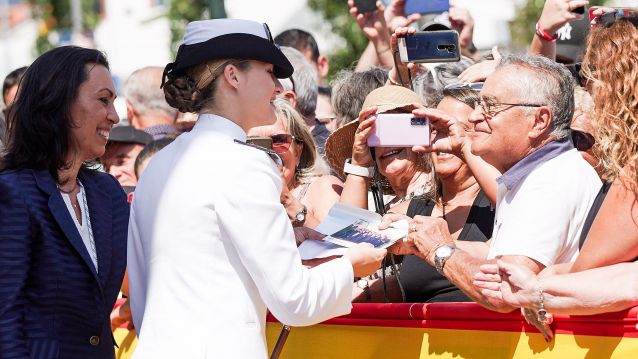 Leonor de Borbón saluda al público durante su nombramiento como hija predilecta de Marín