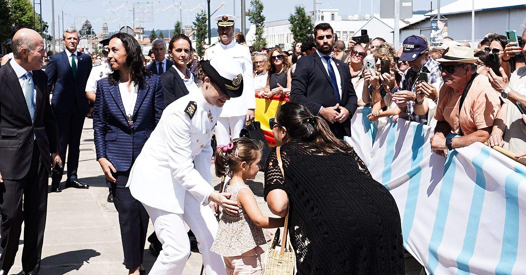 Leonor de Borbón sauda o público durante o seu nomeamento como filla predilecta de Marín