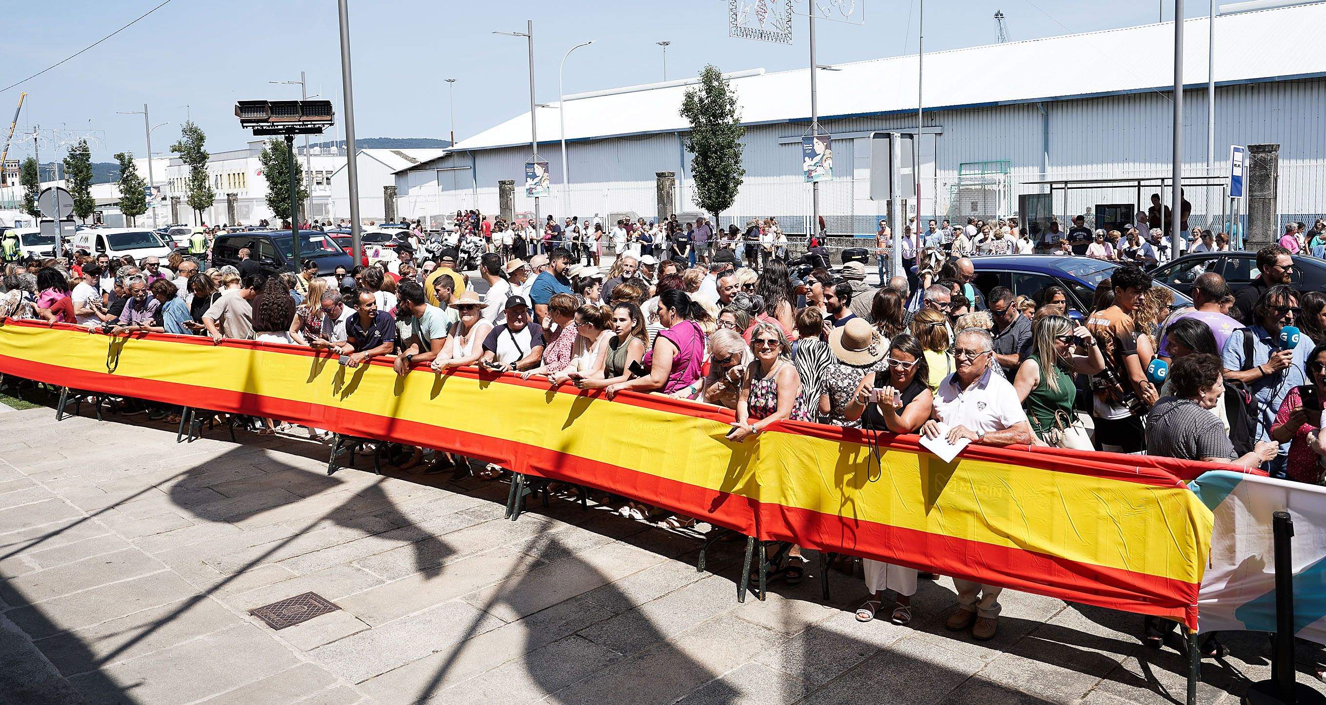 Leonor de Borbón sauda o público durante o seu nomeamento como filla predilecta de Marín