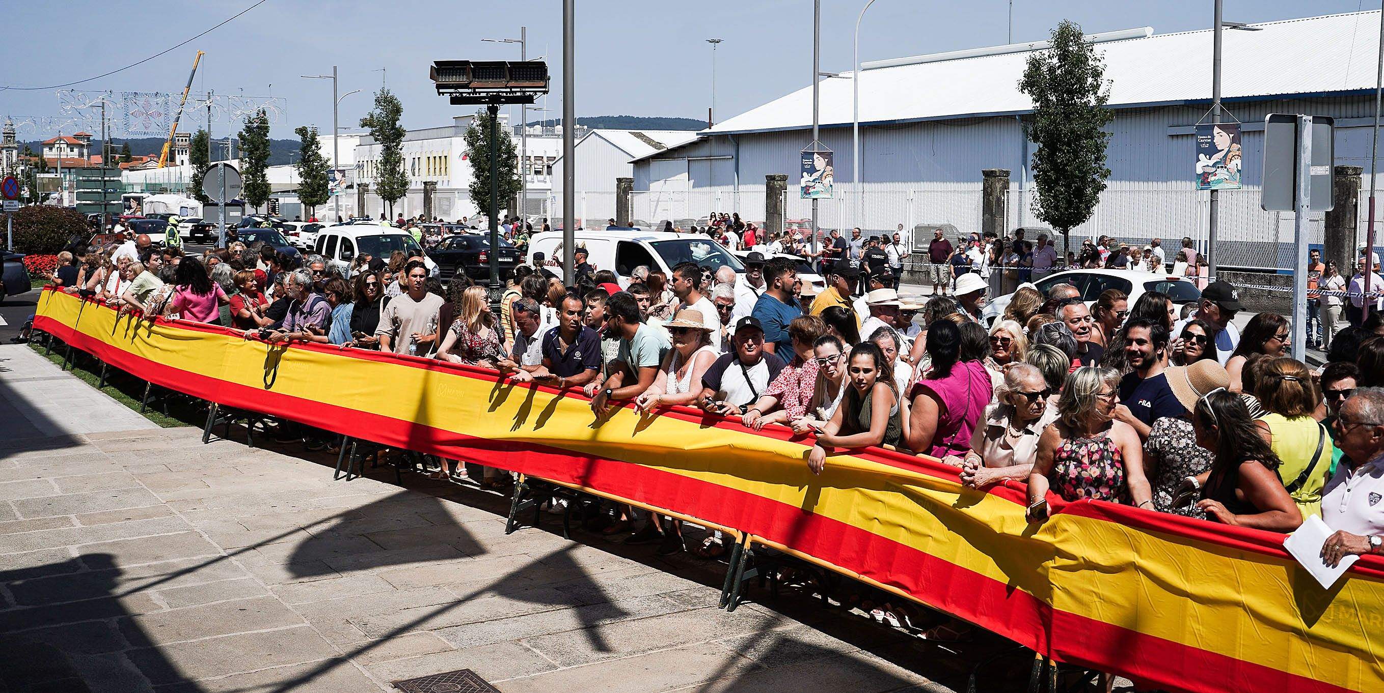 Leonor de Borbón sauda o público durante o seu nomeamento como filla predilecta de Marín