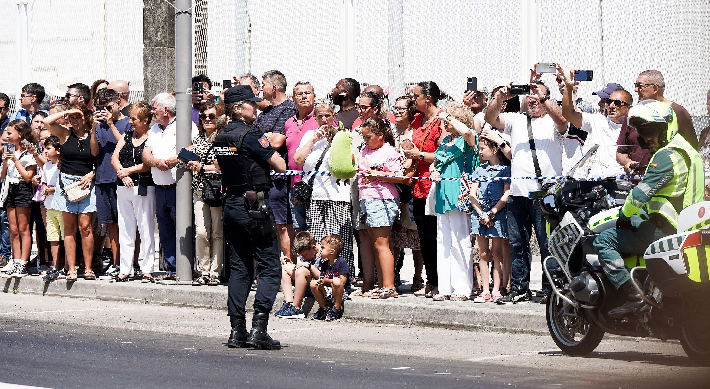 Leonor de Borbón sauda o público durante o seu nomeamento como filla predilecta de Marín