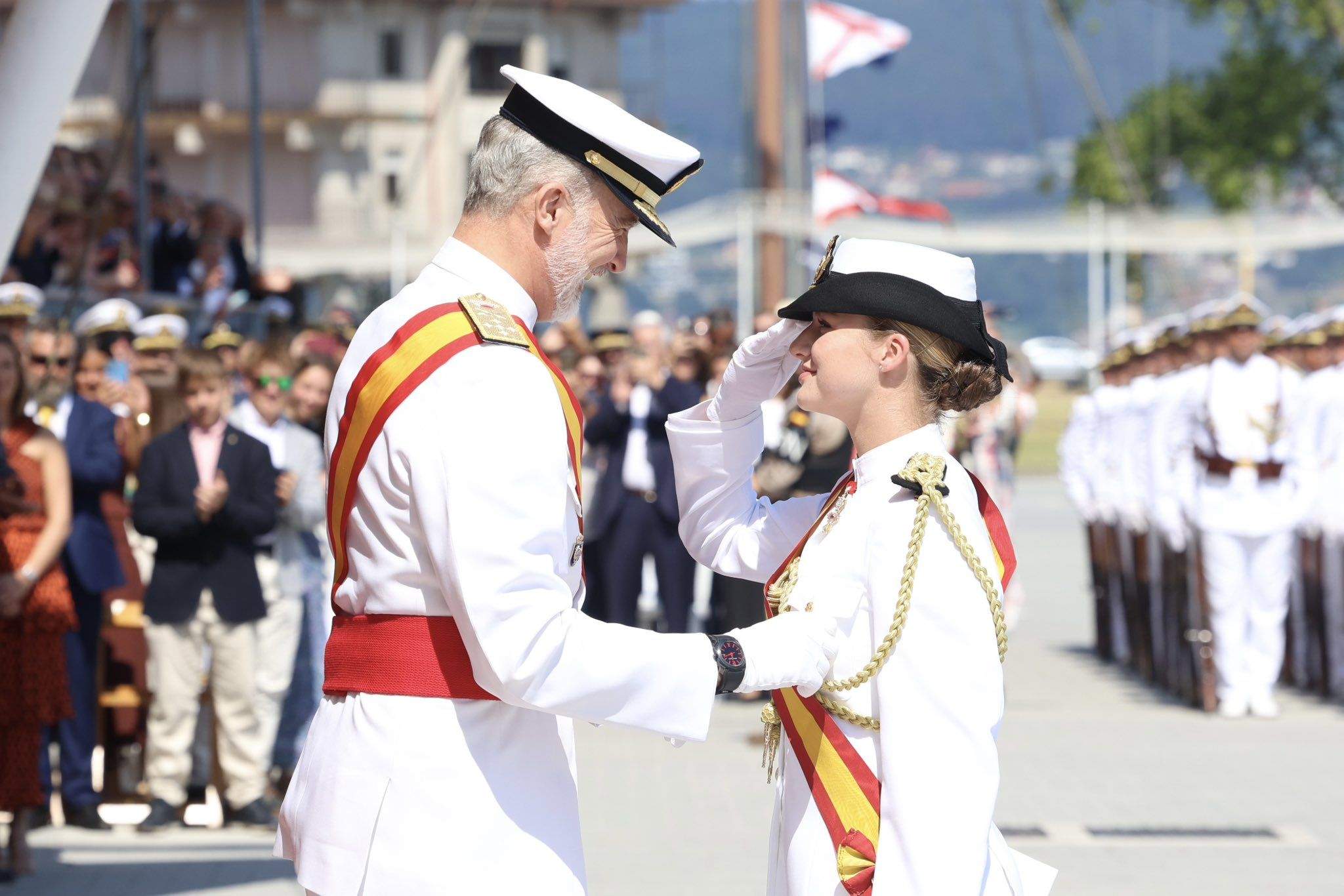 O rei Felipe VI impón a Gran Cruz ao Mérito Naval á princesa Leonor