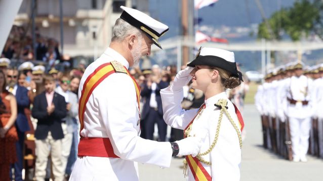 O rei Felipe VI impón a Gran Cruz ao Mérito Naval á princesa Leonor