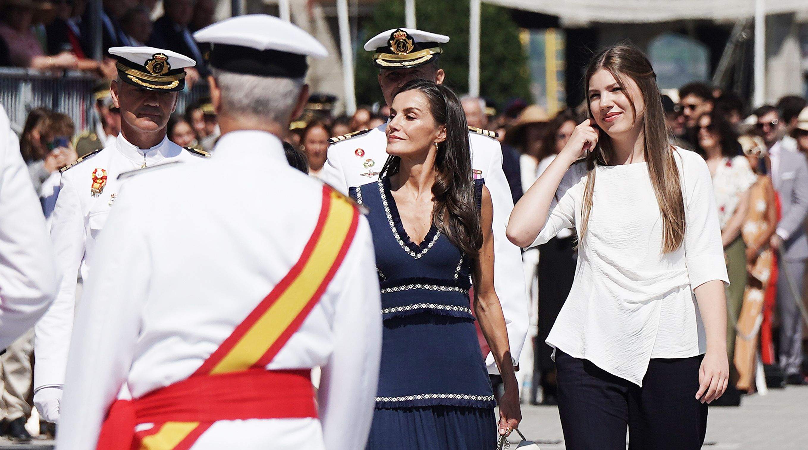 La princesa Leonor recibe la Gran Cruz al Mérito Naval durante la entrega de reales despachos