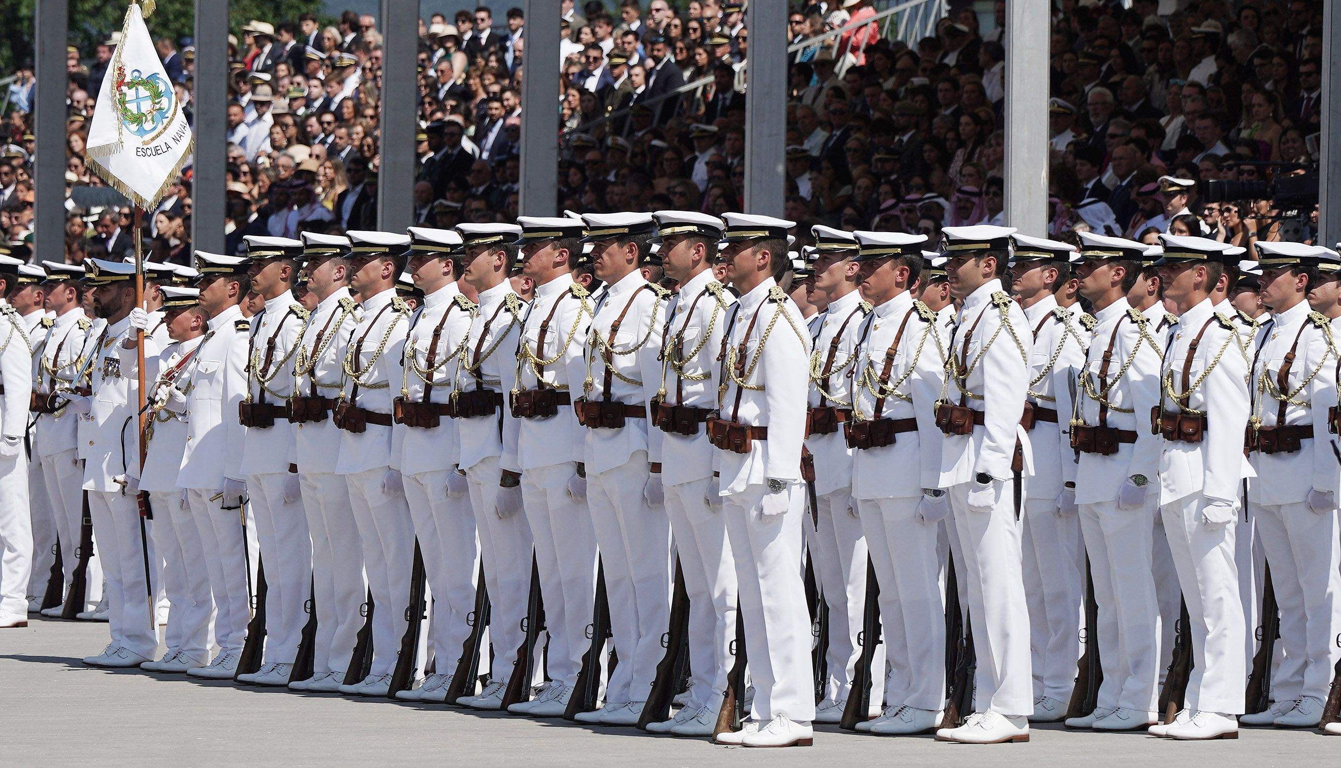 La princesa Leonor recibe la Gran Cruz al Mérito Naval durante la entrega de reales despachos