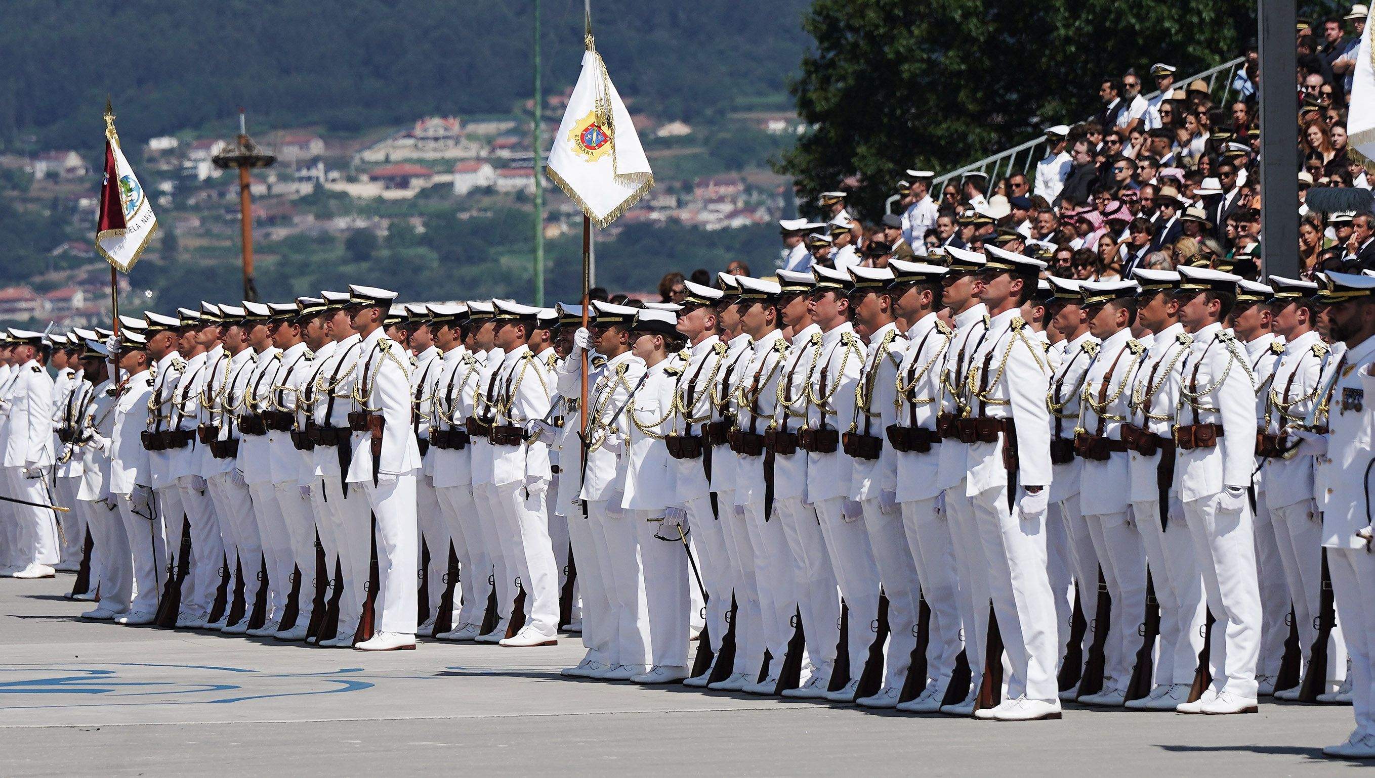 La princesa Leonor recibe la Gran Cruz al Mérito Naval durante la entrega de reales despachos