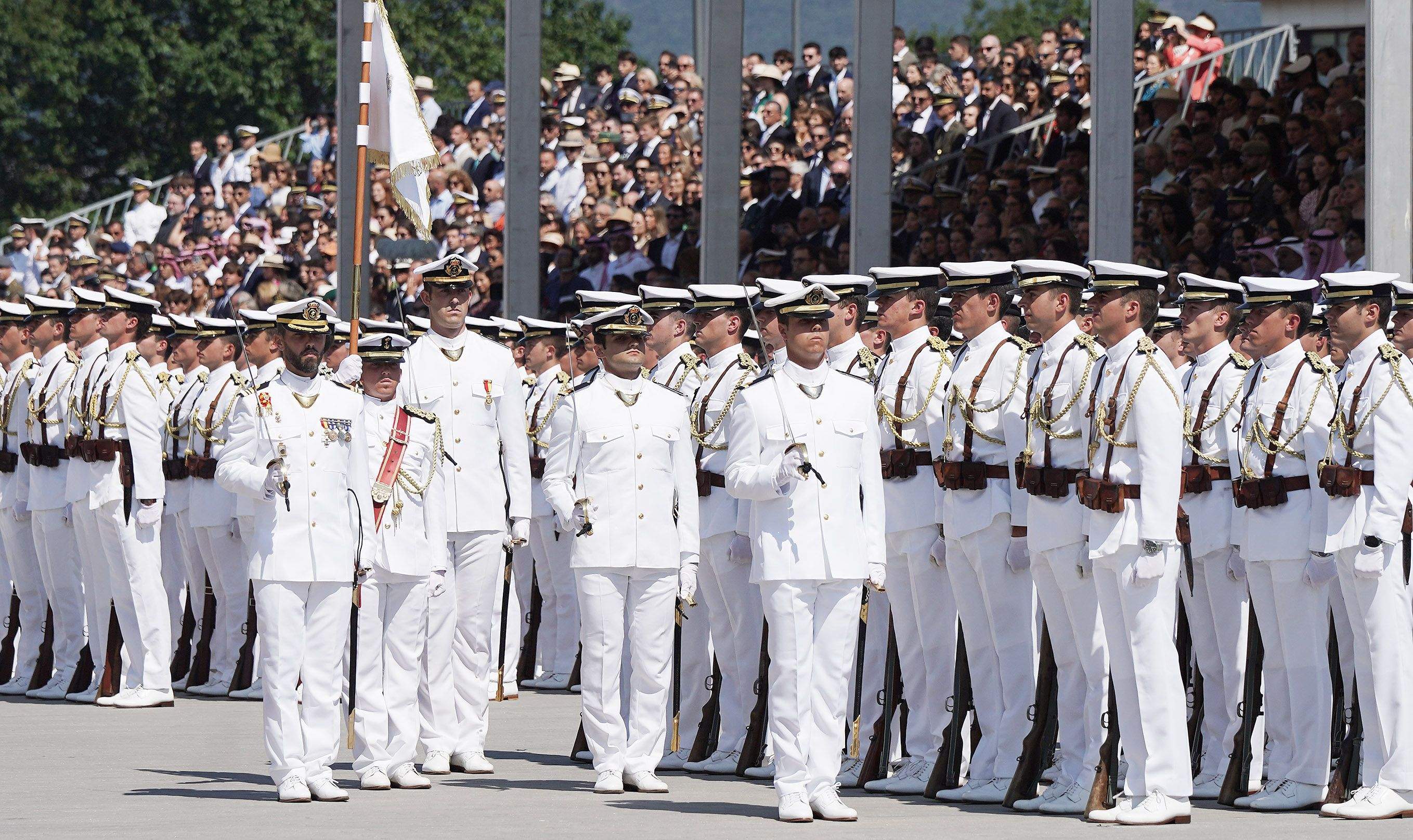 La princesa Leonor recibe la Gran Cruz al Mérito Naval durante la entrega de reales despachos