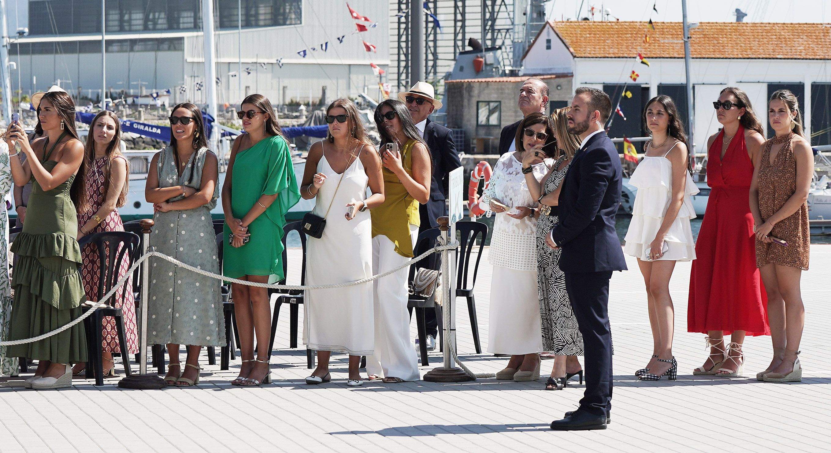La princesa Leonor recibe la Gran Cruz al Mérito Naval durante la entrega de reales despachos