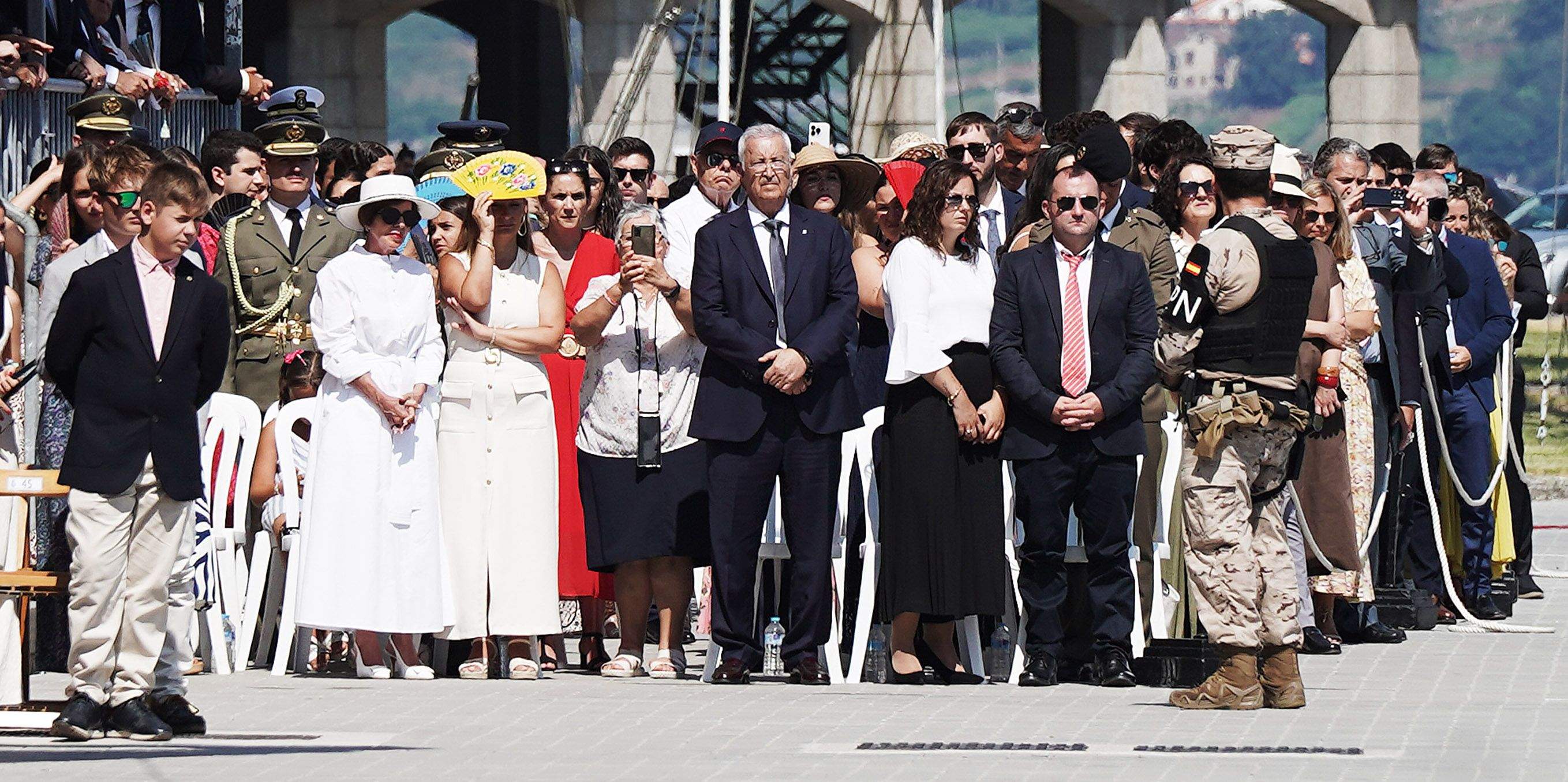 La princesa Leonor recibe la Gran Cruz al Mérito Naval durante la entrega de reales despachos