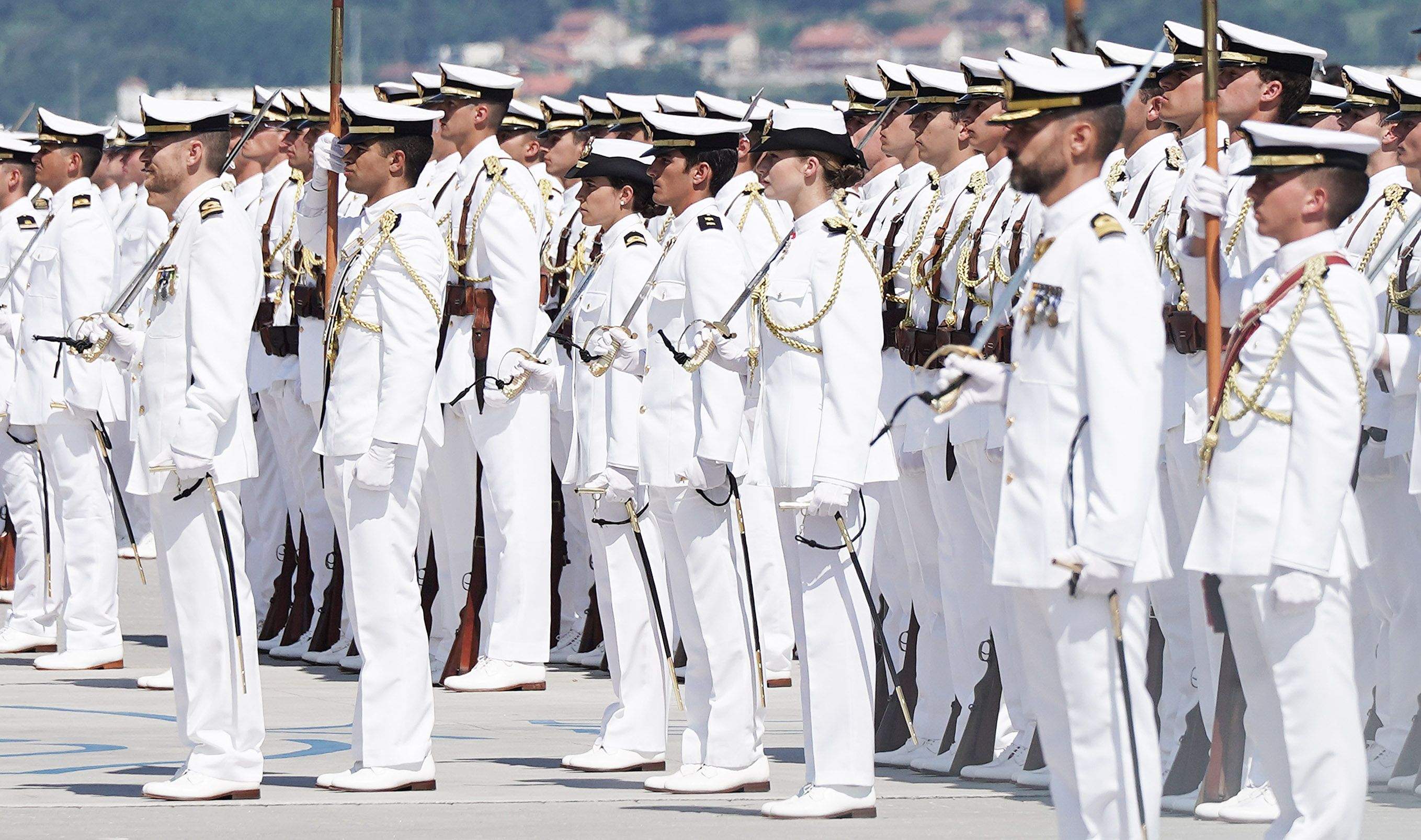 La princesa Leonor recibe la Gran Cruz al Mérito Naval durante la entrega de reales despachos