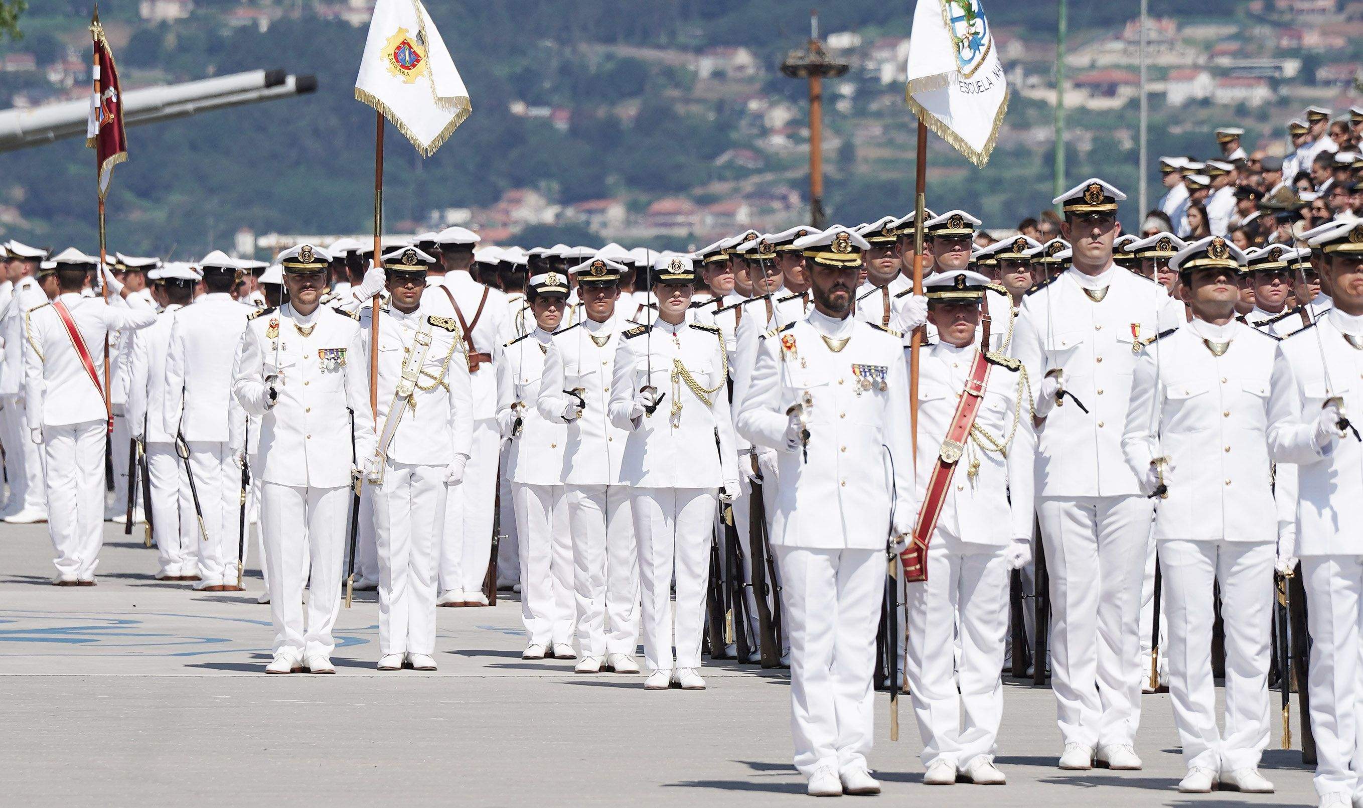 La princesa Leonor recibe la Gran Cruz al Mérito Naval durante la entrega de reales despachos