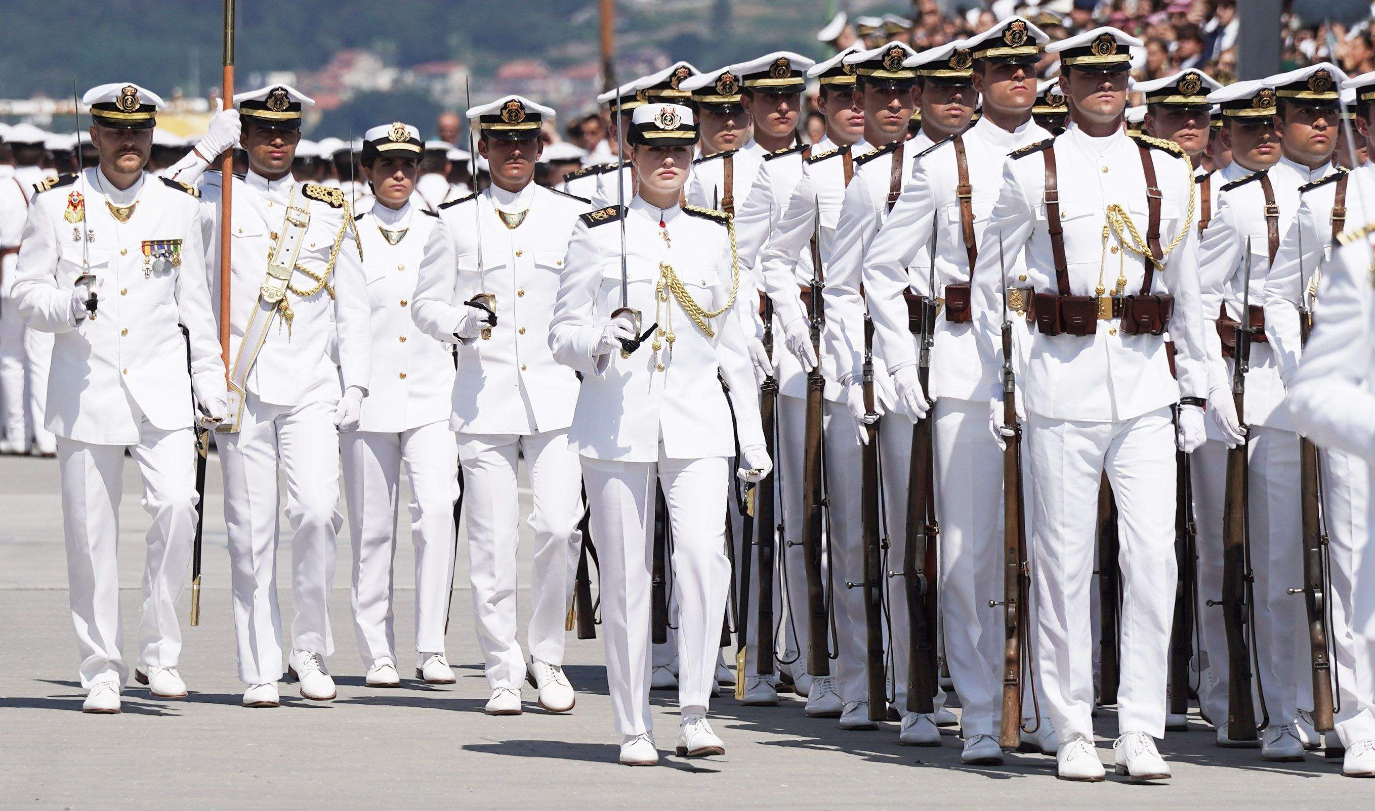 La princesa Leonor recibe la Gran Cruz al Mérito Naval durante la entrega de reales despachos