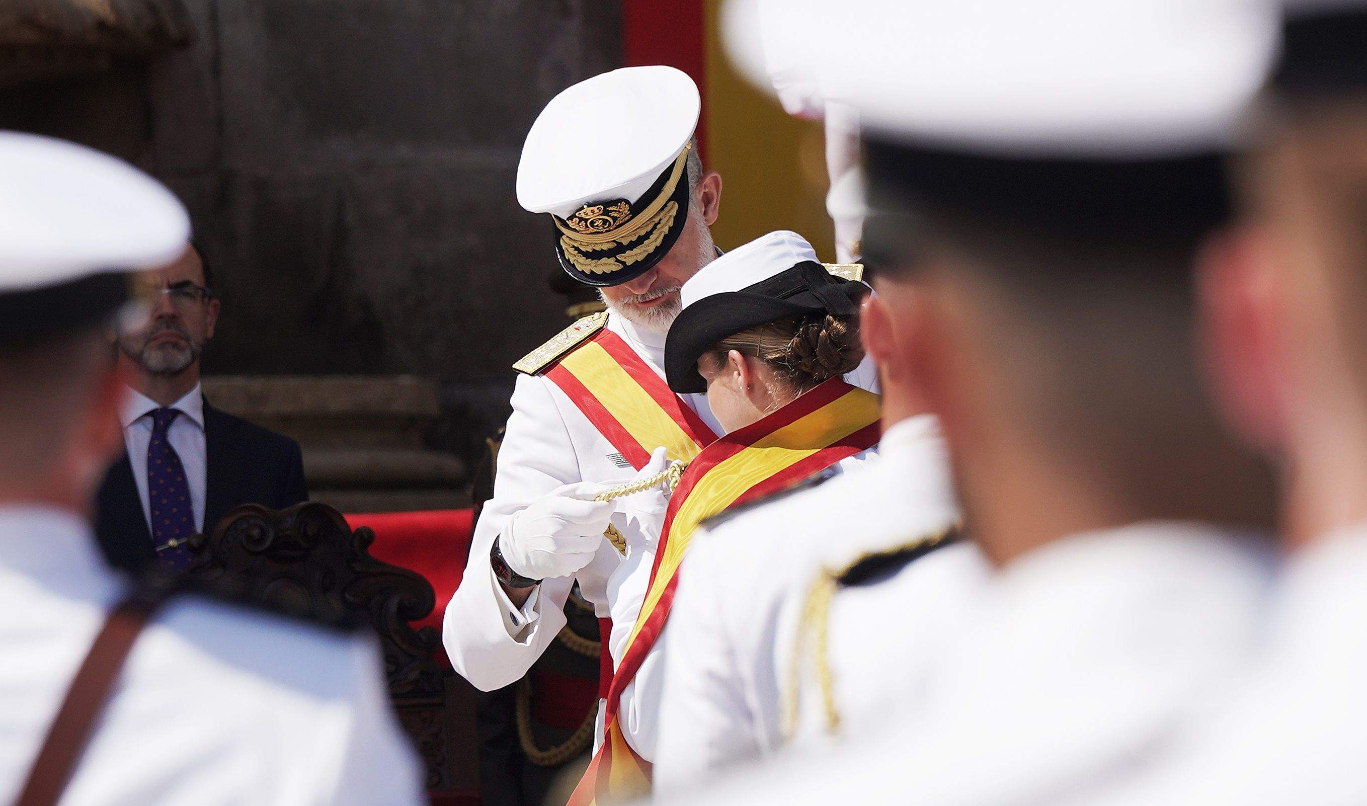 La princesa Leonor recibe la Gran Cruz al Mérito Naval durante la entrega de reales despachos