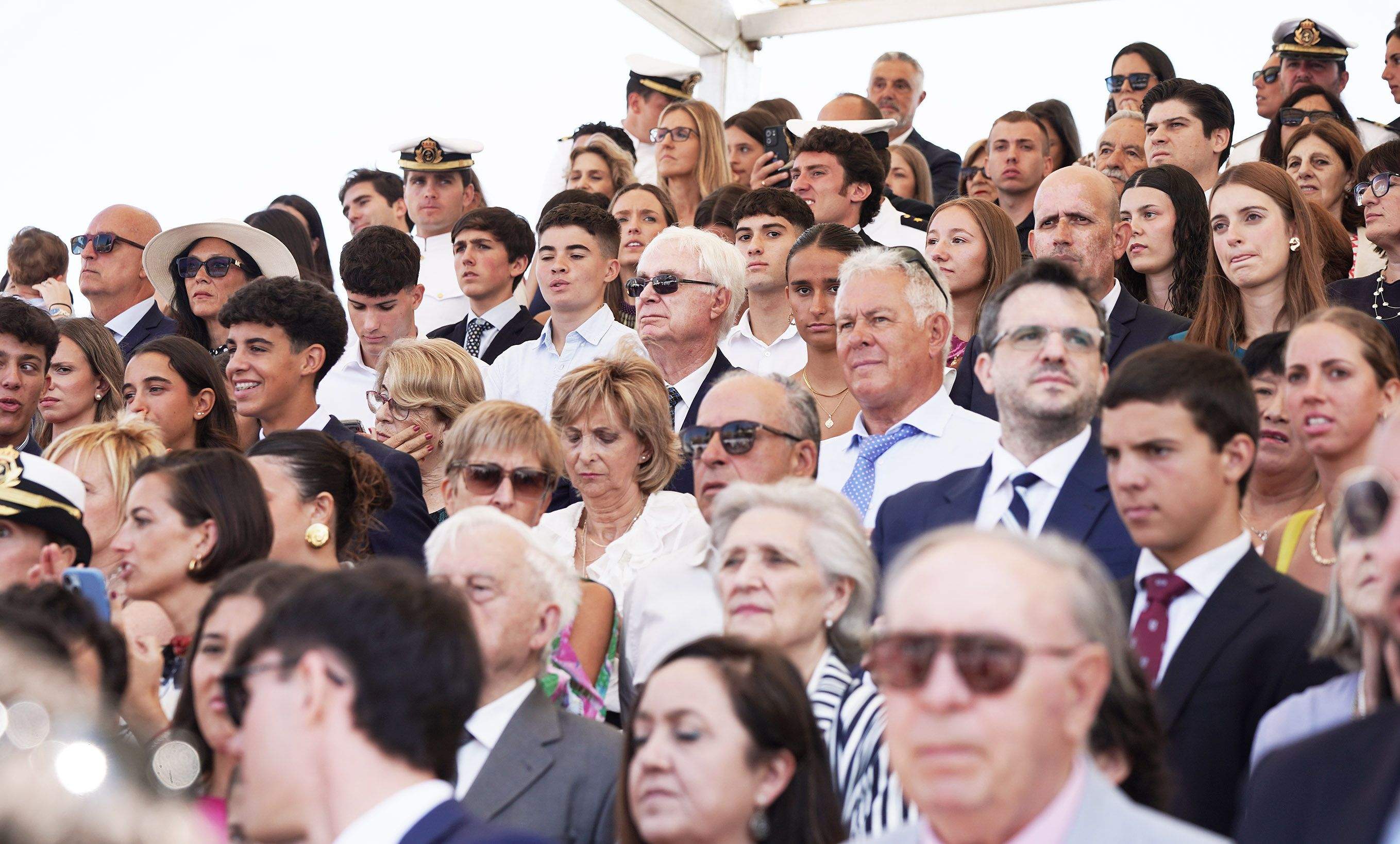 La princesa Leonor recibe la Gran Cruz al Mérito Naval durante la entrega de reales despachos
