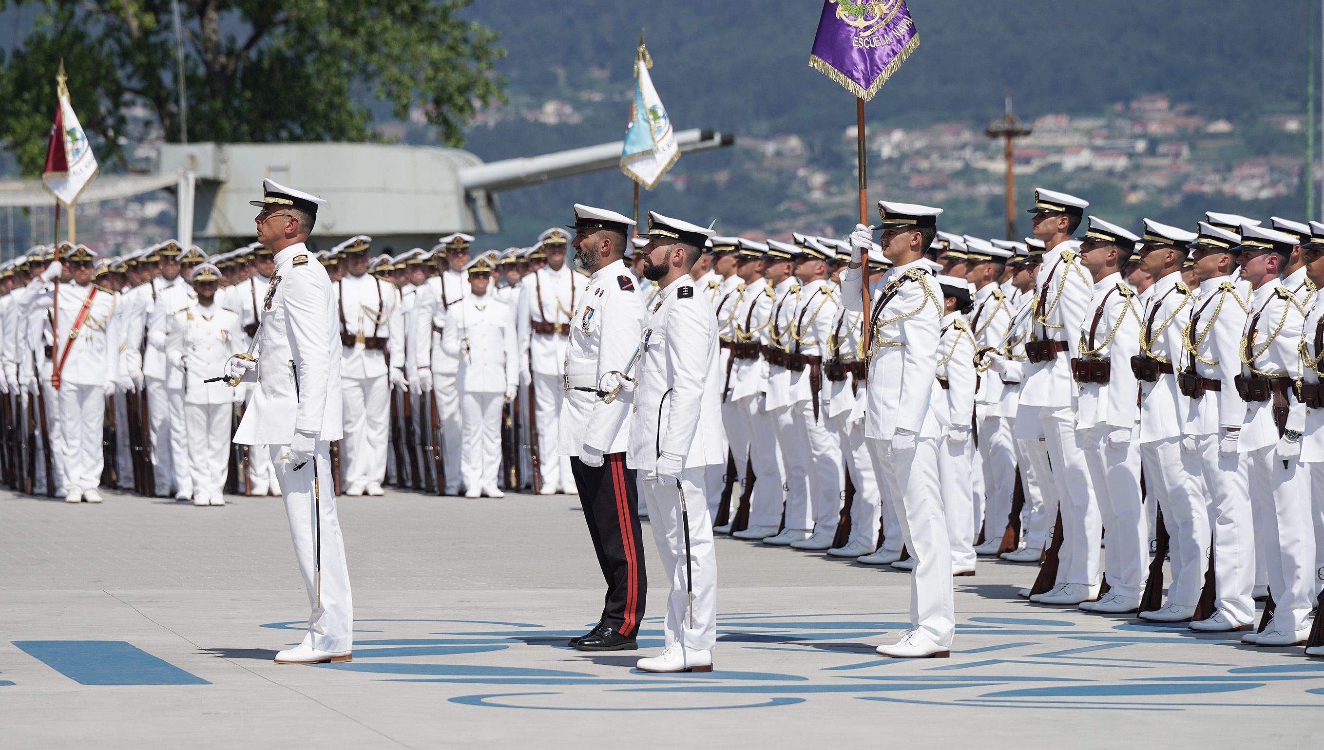 La princesa Leonor recibe la Gran Cruz al Mérito Naval durante la entrega de reales despachos