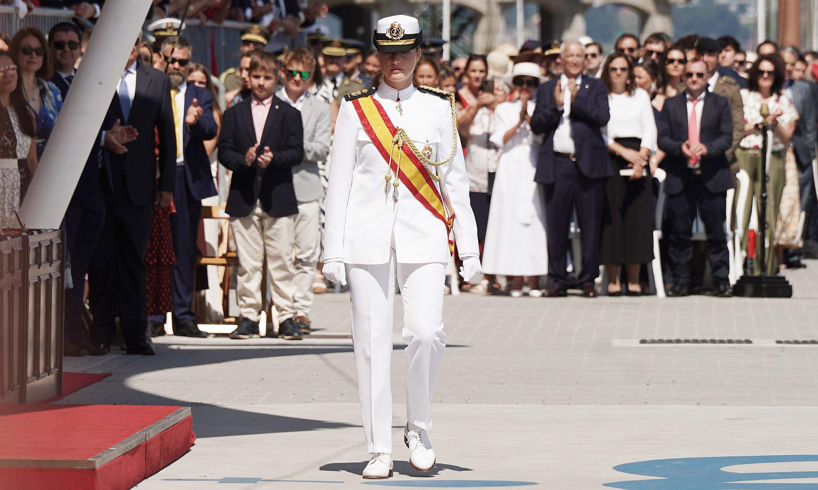 La princesa Leonor recibe la Gran Cruz al Mérito Naval durante la entrega de reales despachos