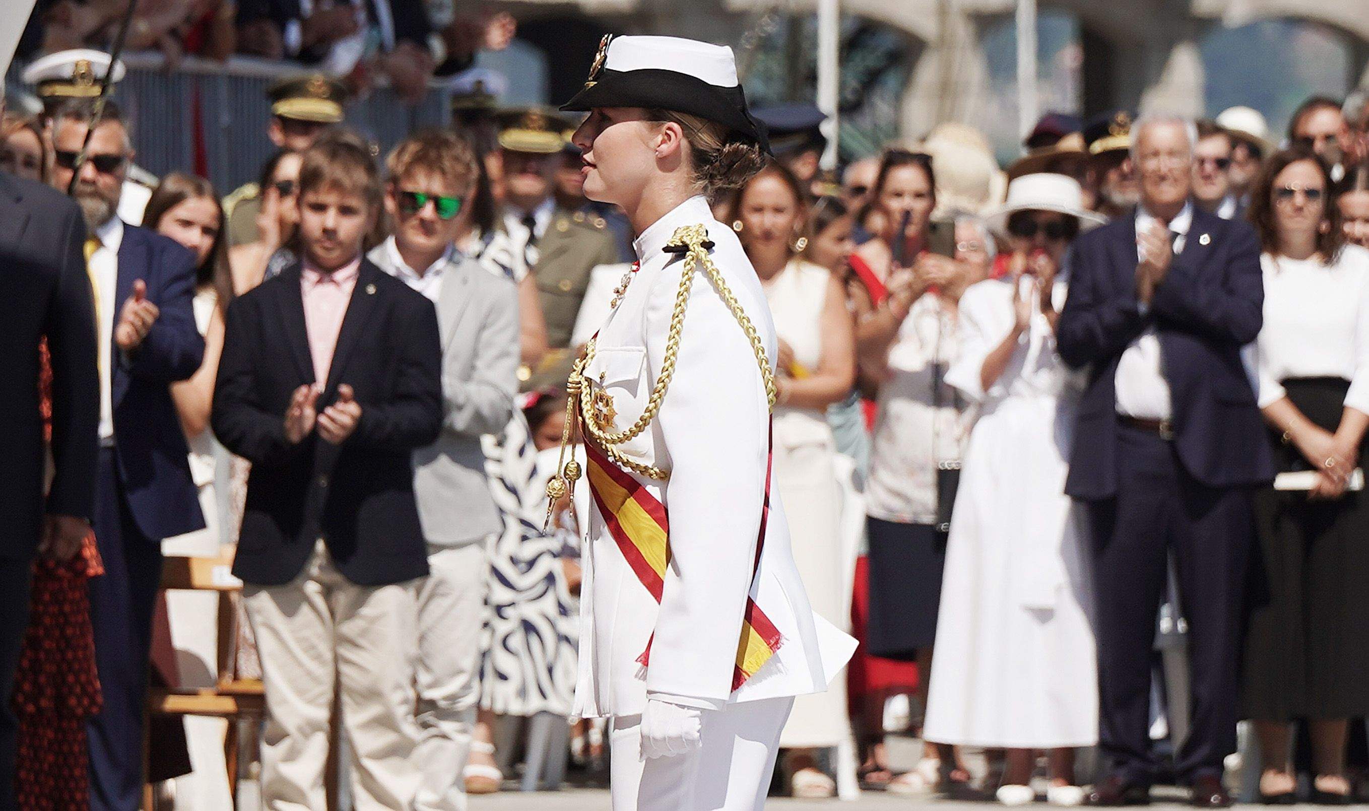 La princesa Leonor recibe la Gran Cruz al Mérito Naval durante la entrega de reales despachos