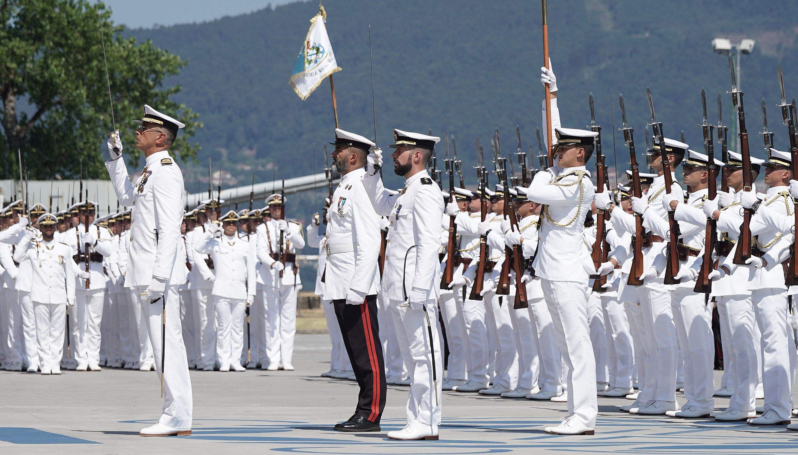 La princesa Leonor recibe la Gran Cruz al Mérito Naval durante la entrega de reales despachos