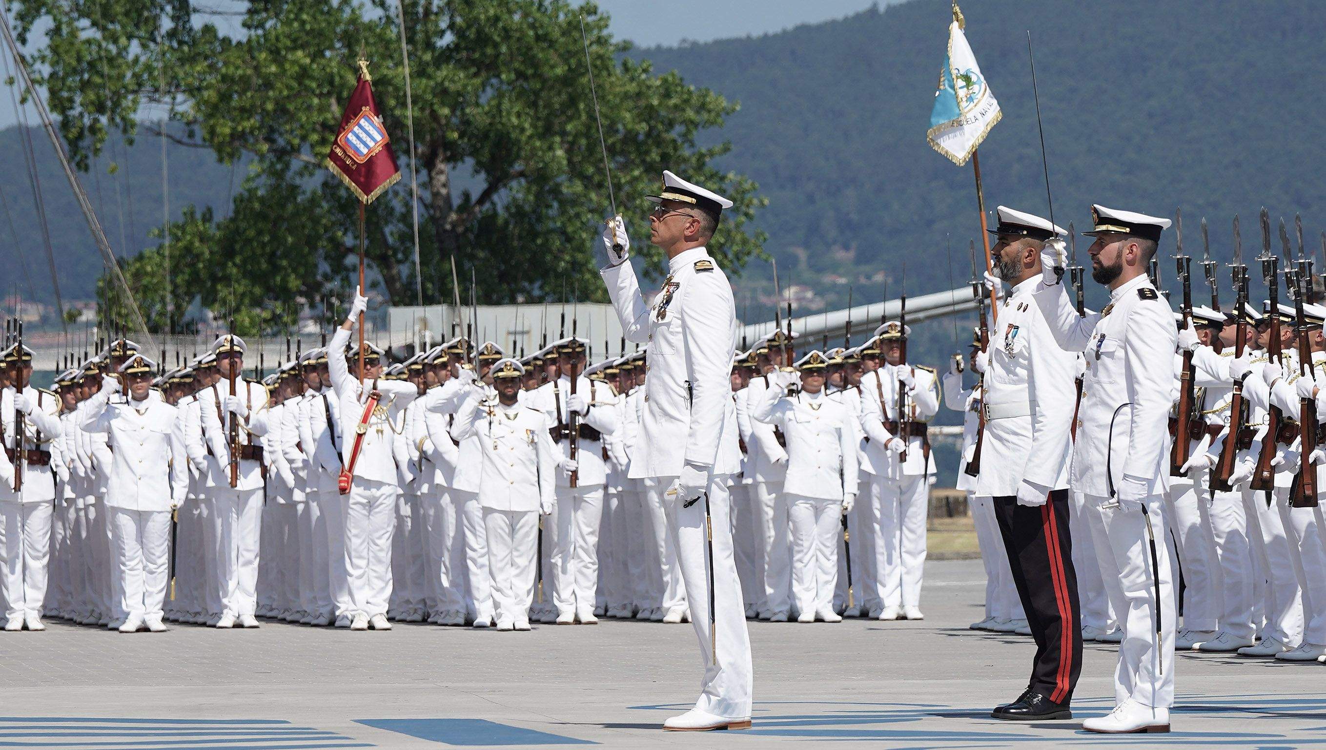 La princesa Leonor recibe la Gran Cruz al Mérito Naval durante la entrega de reales despachos