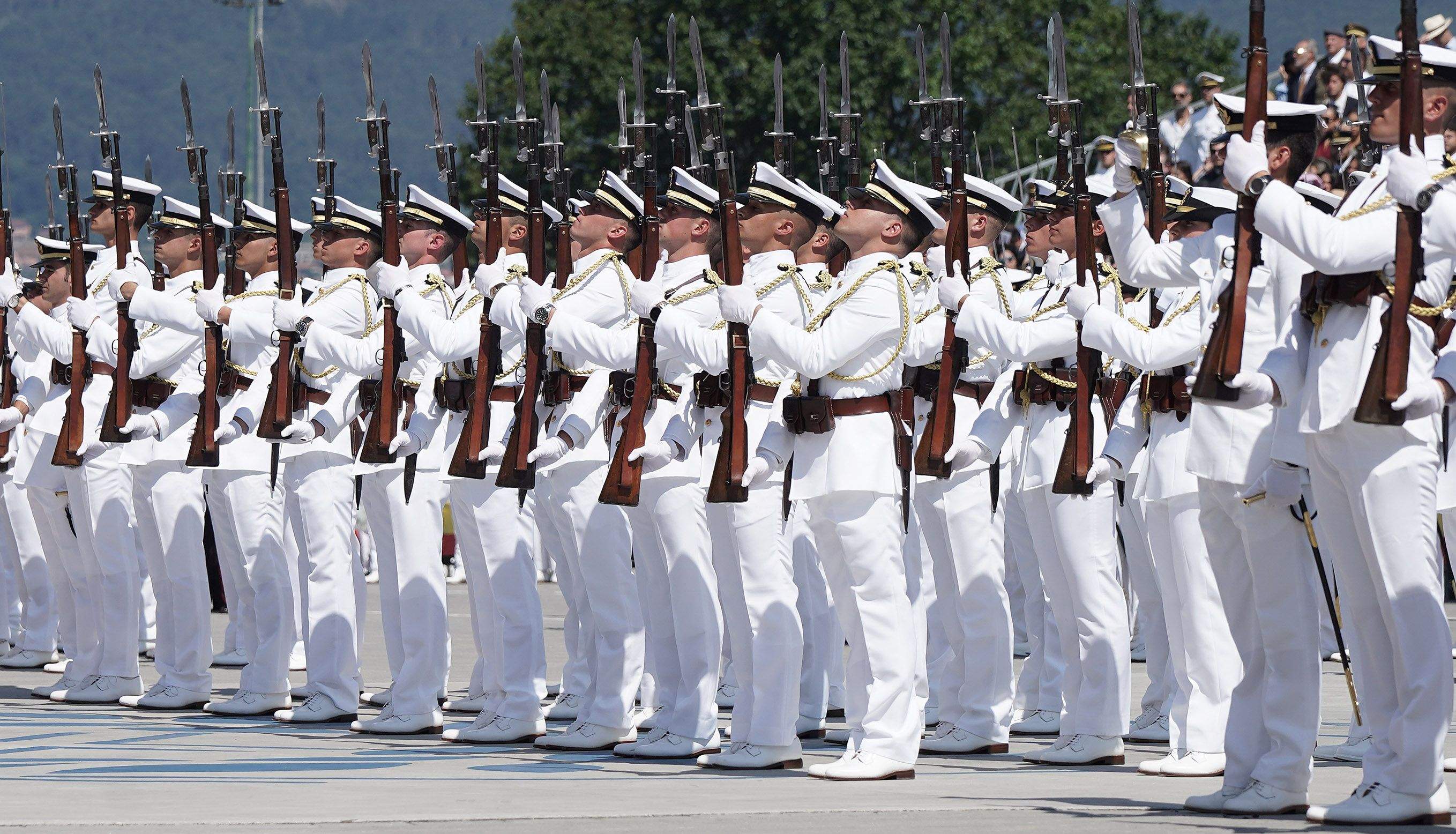 La princesa Leonor recibe la Gran Cruz al Mérito Naval durante la entrega de reales despachos