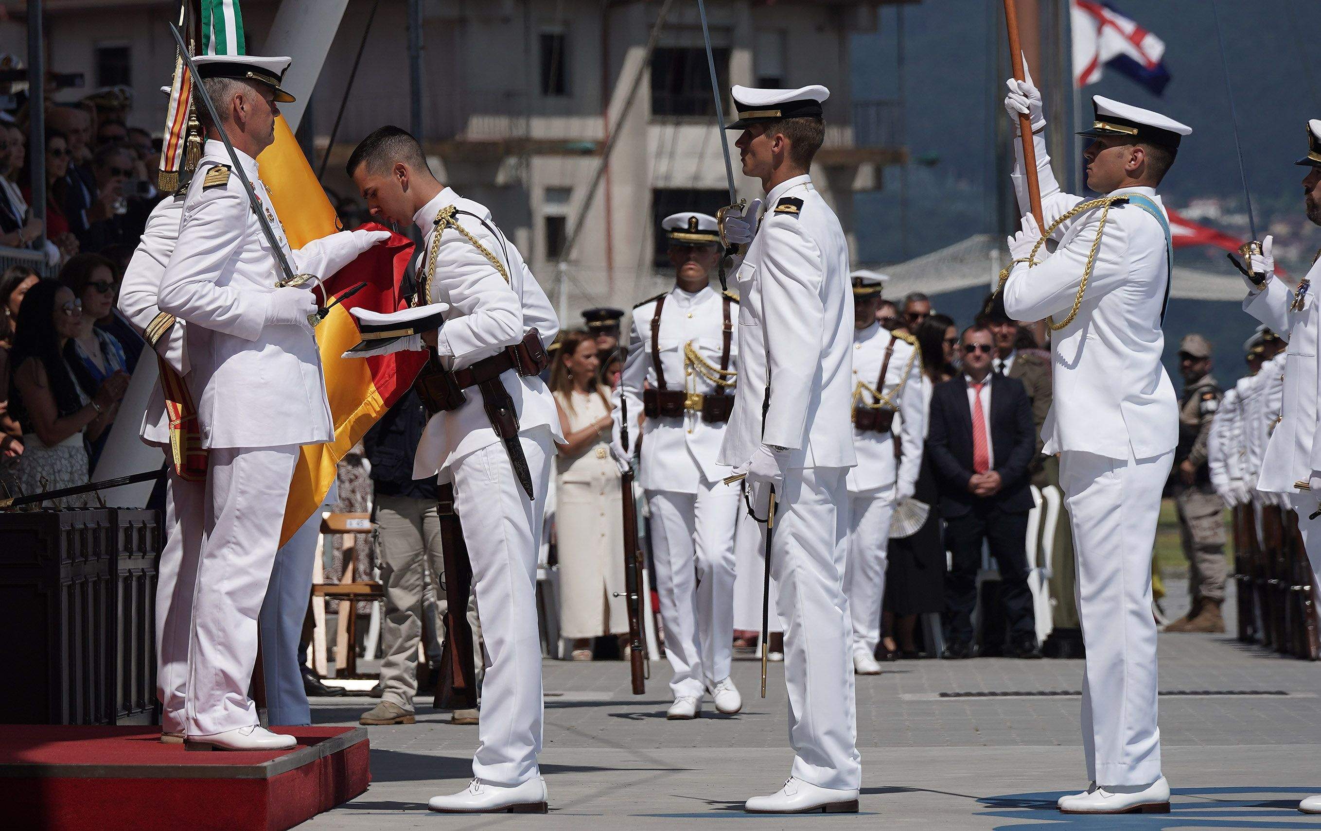 La princesa Leonor recibe la Gran Cruz al Mérito Naval durante la entrega de reales despachos