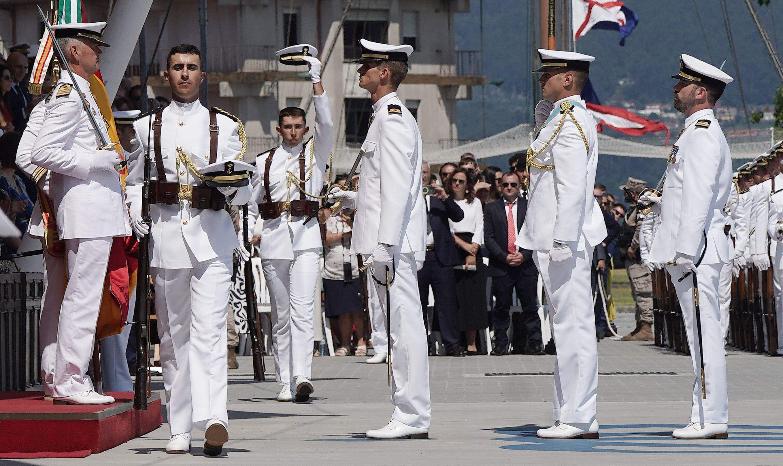 La princesa Leonor recibe la Gran Cruz al Mérito Naval durante la entrega de reales despachos