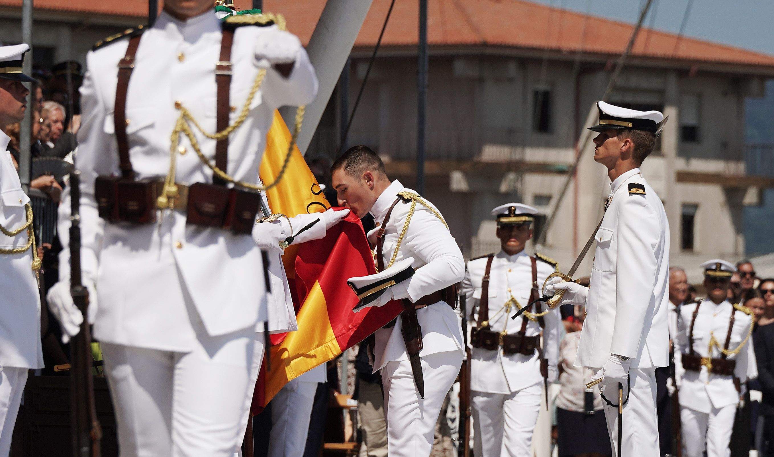 La princesa Leonor recibe la Gran Cruz al Mérito Naval durante la entrega de reales despachos