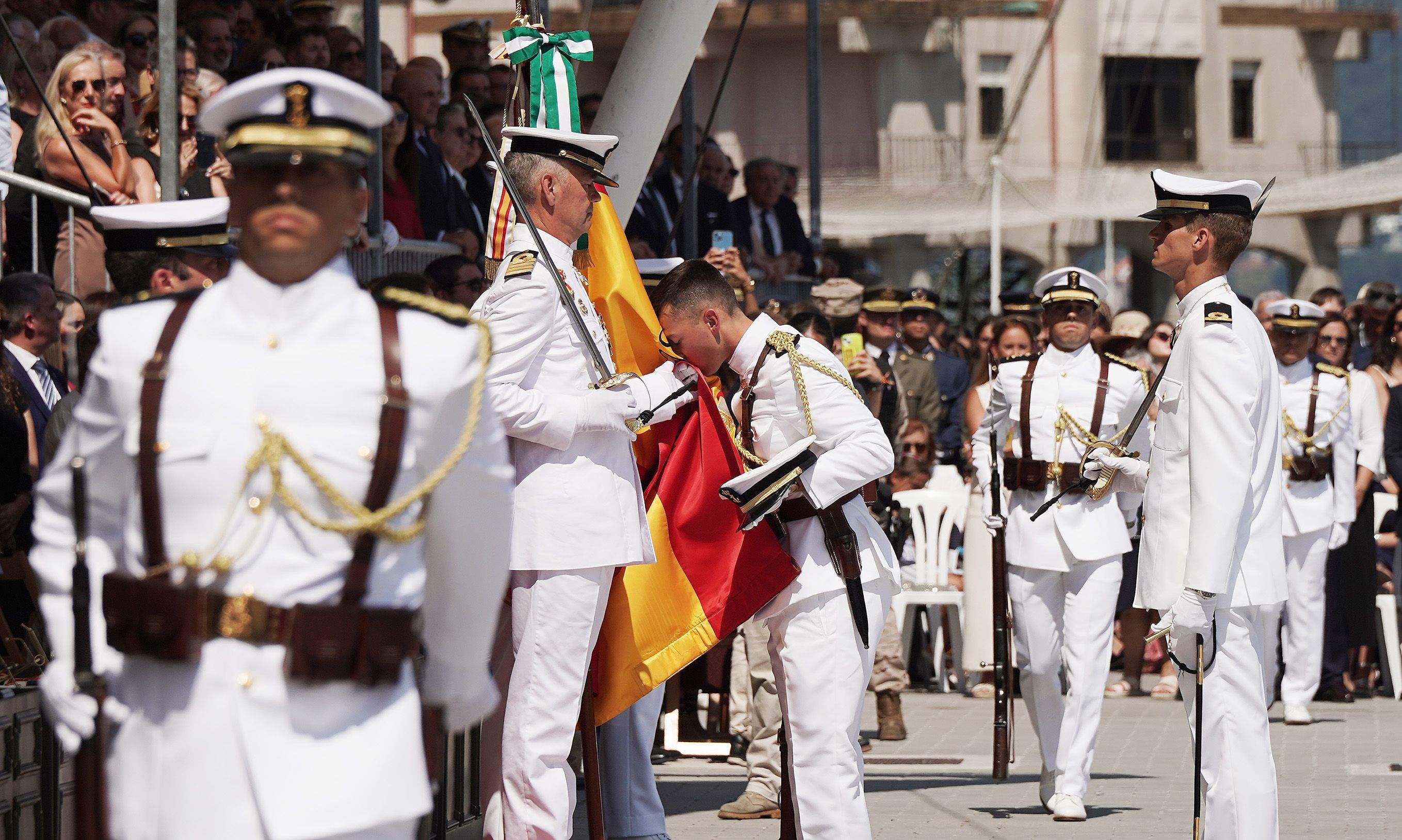 La princesa Leonor recibe la Gran Cruz al Mérito Naval durante la entrega de reales despachos