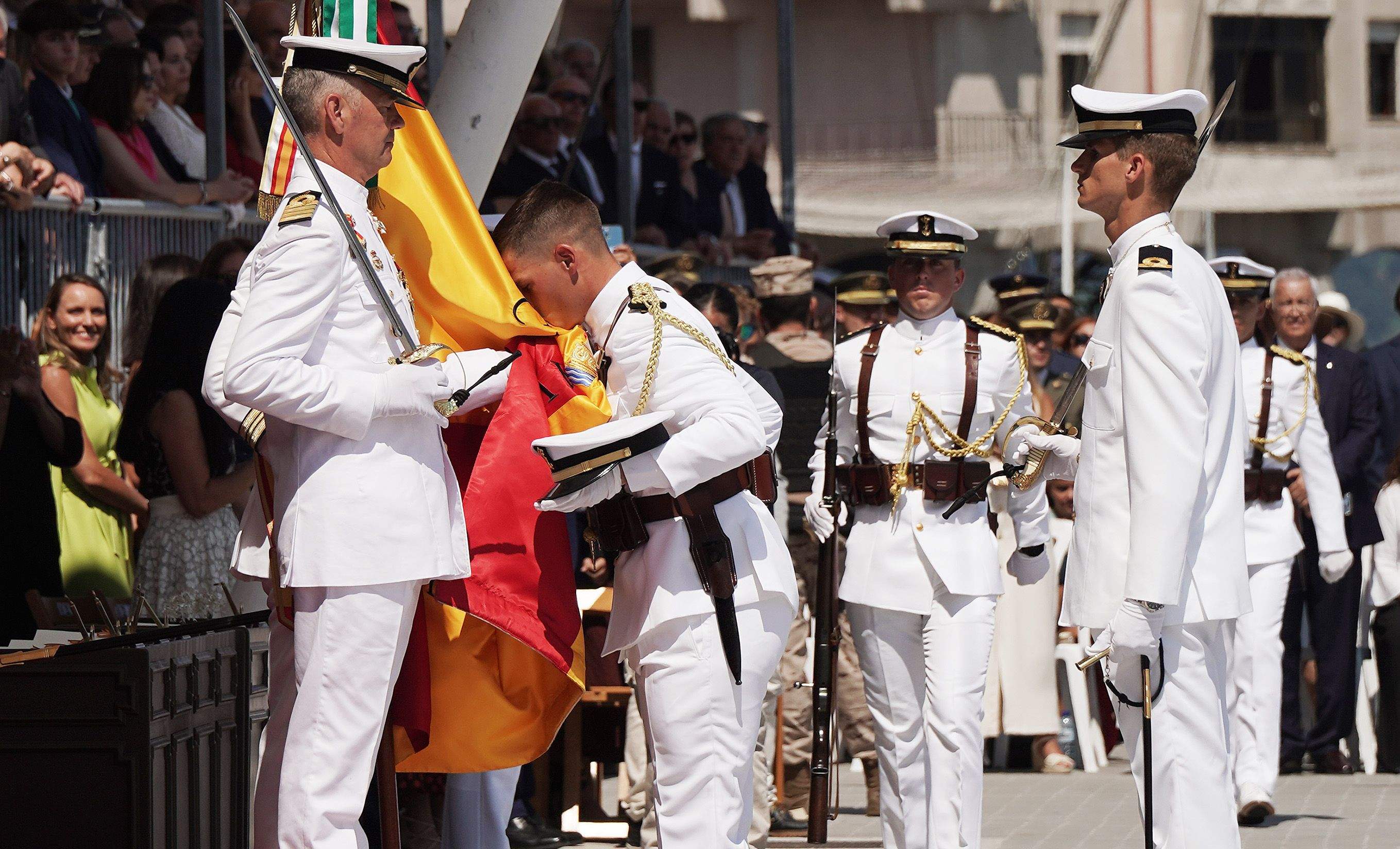 La princesa Leonor recibe la Gran Cruz al Mérito Naval durante la entrega de reales despachos