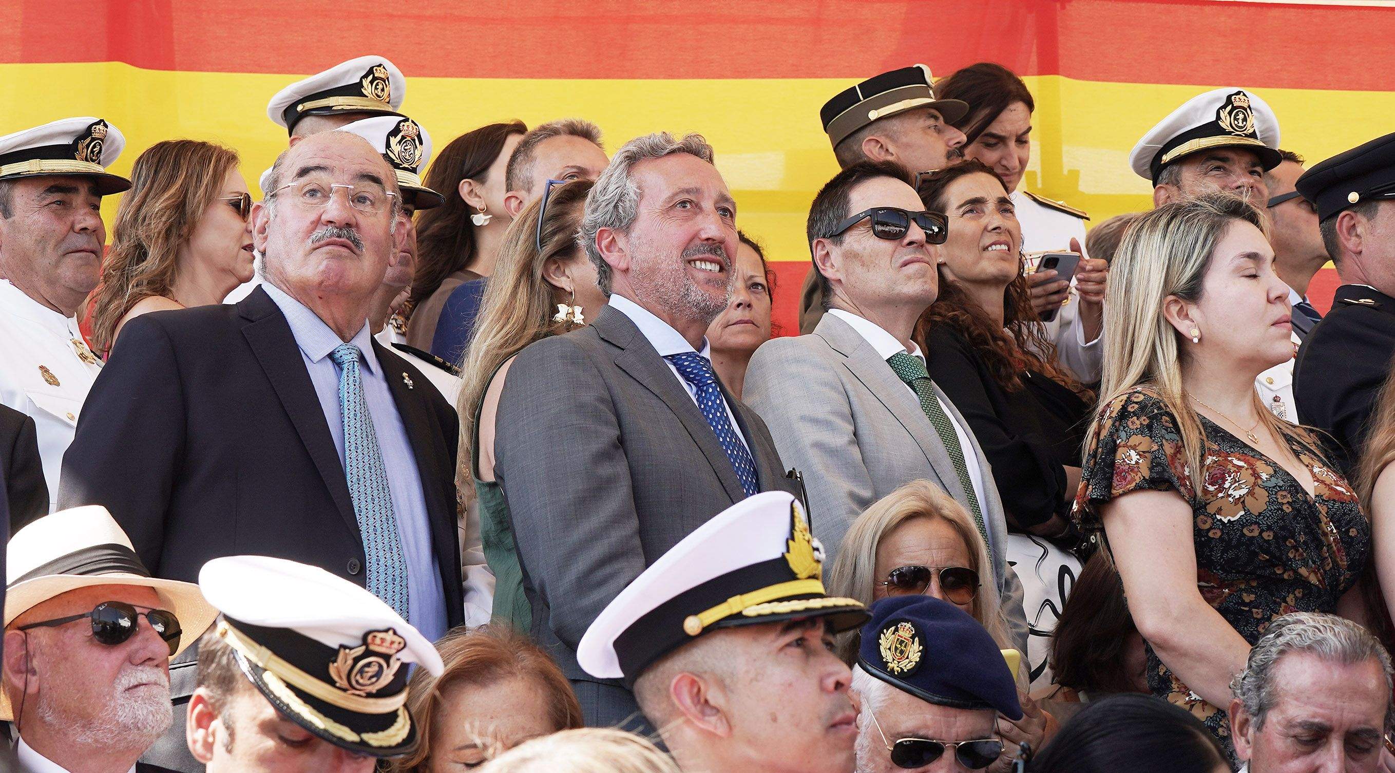 La princesa Leonor recibe la Gran Cruz al Mérito Naval durante la entrega de reales despachos