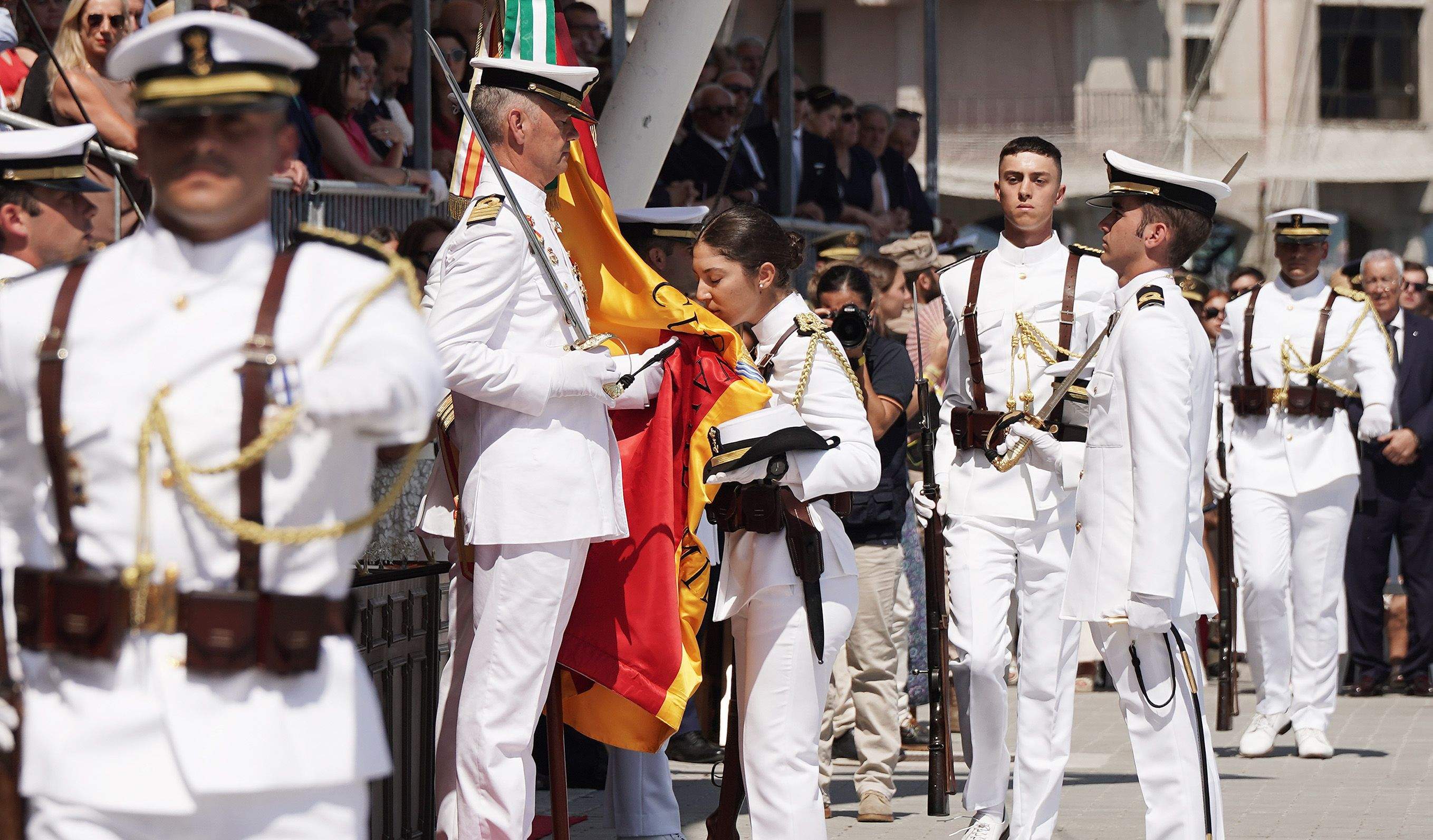 La princesa Leonor recibe la Gran Cruz al Mérito Naval durante la entrega de reales despachos